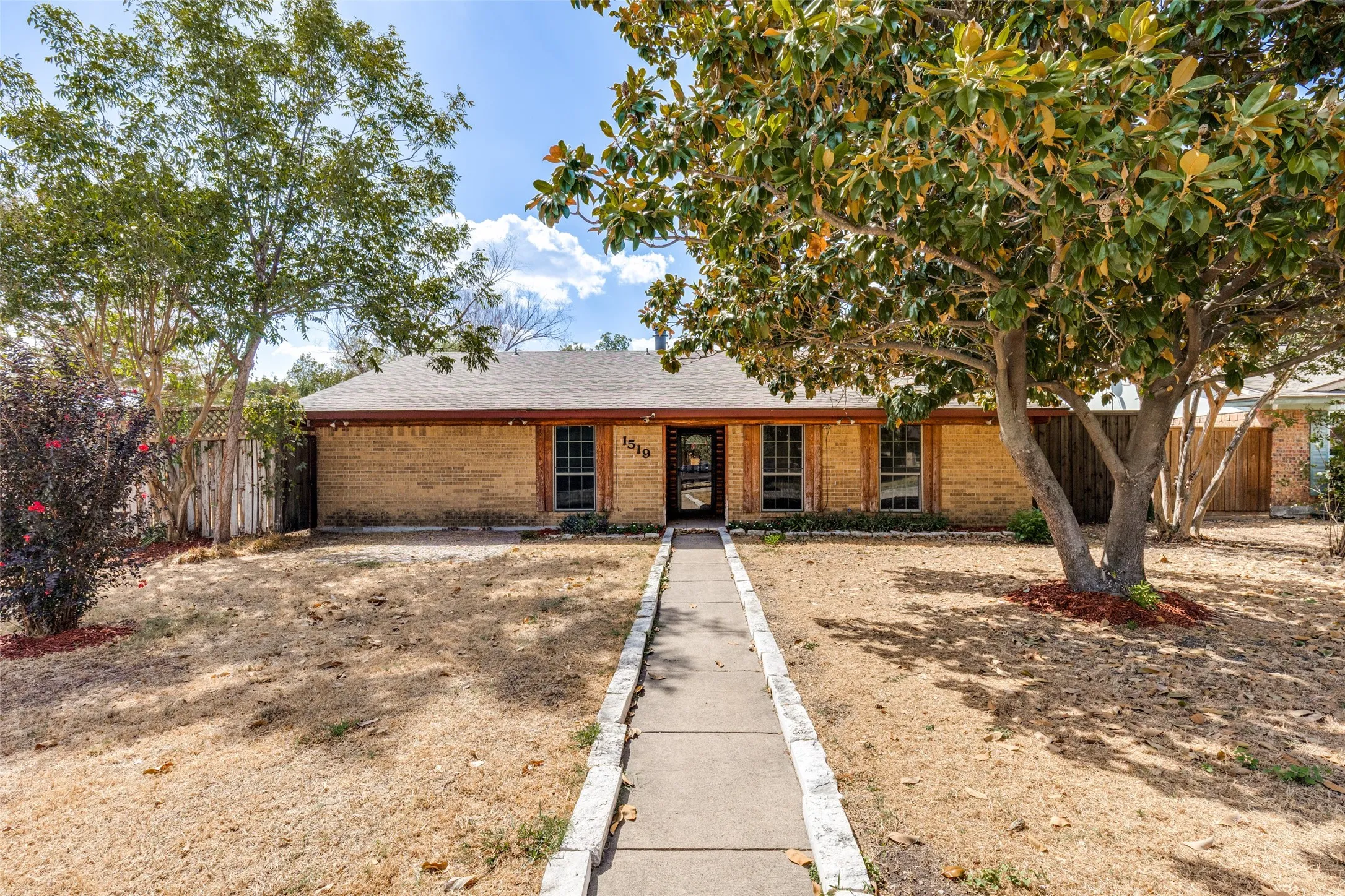 Single Family Residence For Sale in Dallas County , 1519 Creekwood Lane, Mesquite, Texas 75149, 4 Bedroom, 2 Bathroom, Garage spaces, 1,880 Sqft, built in 1979, mls#21389055, Real Estate Agent in Mesquite, Homes For Sale in Dallas county, Homes For Sale in Mesquite, Realtor in Mesquite Texas, Real Estate Brokerage Independent Realty Texas, Luminita Cordes Realtor