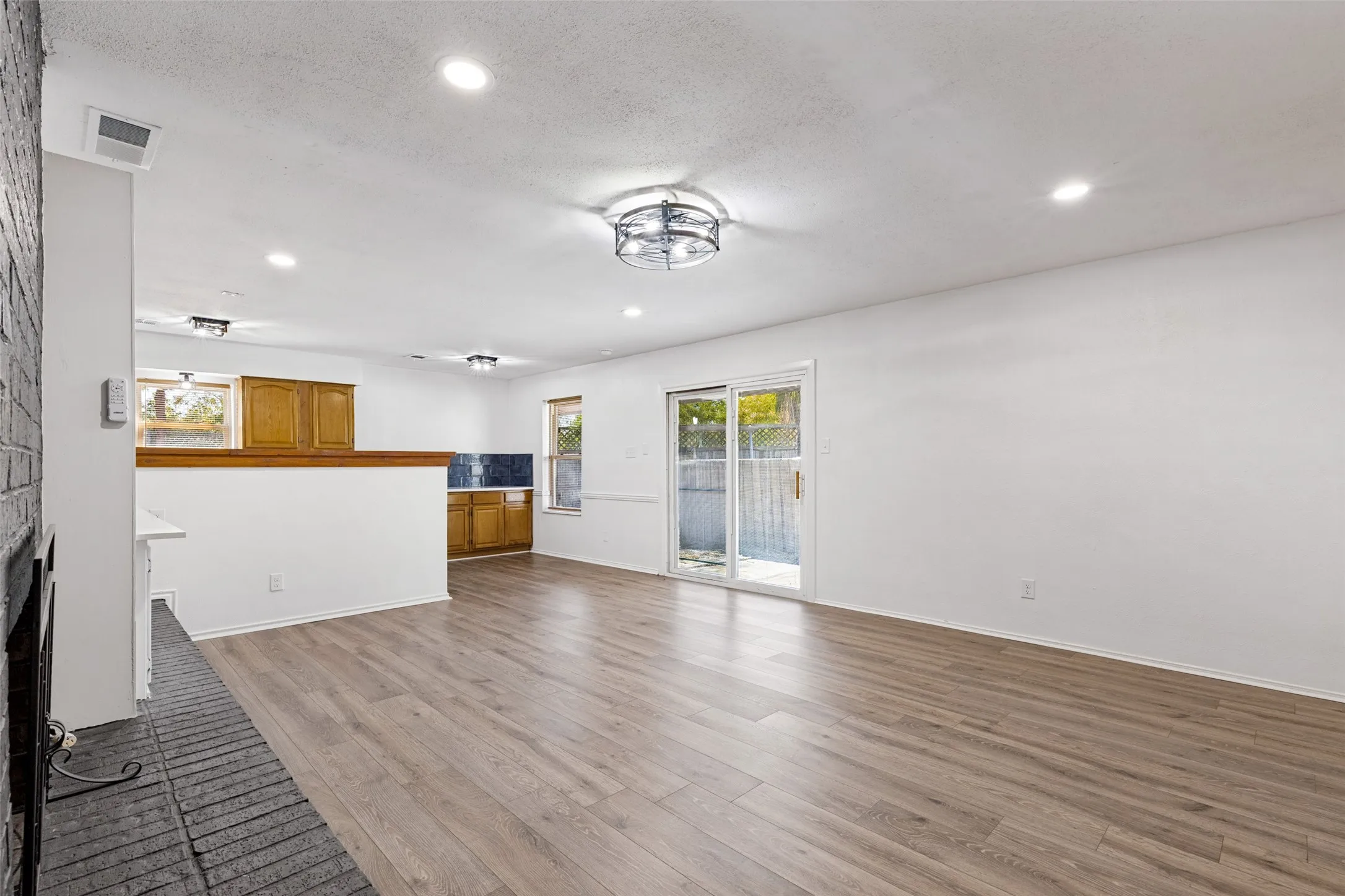Single Family Residence For Sale in Dallas County , 1519 Creekwood Lane, Mesquite, Texas 75149, 4 Bedroom, 2 Bathroom, Garage spaces, 1,880 Sqft, built in 1979, mls#21389055, Real Estate Agent in Mesquite, Homes For Sale in Dallas county, Homes For Sale in Mesquite, Realtor in Mesquite Texas, Real Estate Brokerage Independent Realty Texas, Luminita Cordes Realtor