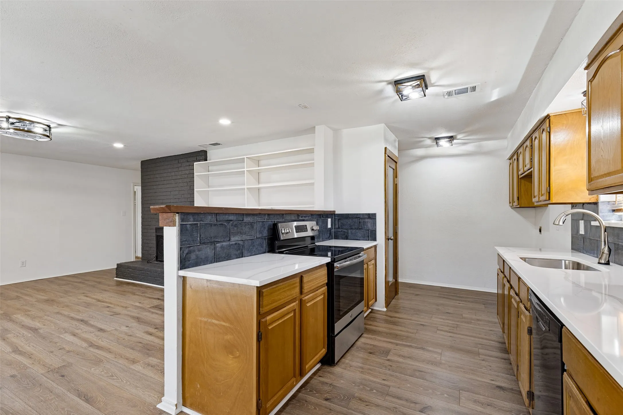 Single Family Residence For Sale in Dallas County , 1519 Creekwood Lane, Mesquite, Texas 75149, 4 Bedroom, 2 Bathroom, Garage spaces, 1,880 Sqft, built in 1979, mls#21389055, Real Estate Agent in Mesquite, Homes For Sale in Dallas county, Homes For Sale in Mesquite, Realtor in Mesquite Texas, Real Estate Brokerage Independent Realty Texas, Luminita Cordes Realtor