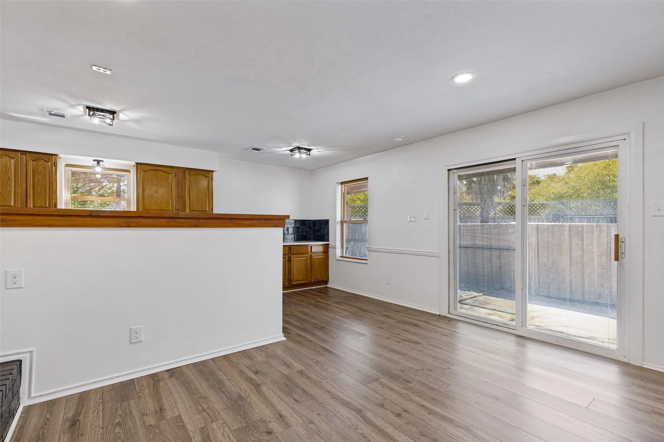 Single Family Residence For Sale in Dallas County , 1519 Creekwood Lane, Mesquite, Texas 75149, 4 Bedroom, 2 Bathroom, Garage spaces, 1,880 Sqft, built in 1979, mls#21389055, Real Estate Agent in Mesquite, Homes For Sale in Dallas county, Homes For Sale in Mesquite, Realtor in Mesquite Texas, Real Estate Brokerage Independent Realty Texas, Luminita Cordes Realtor