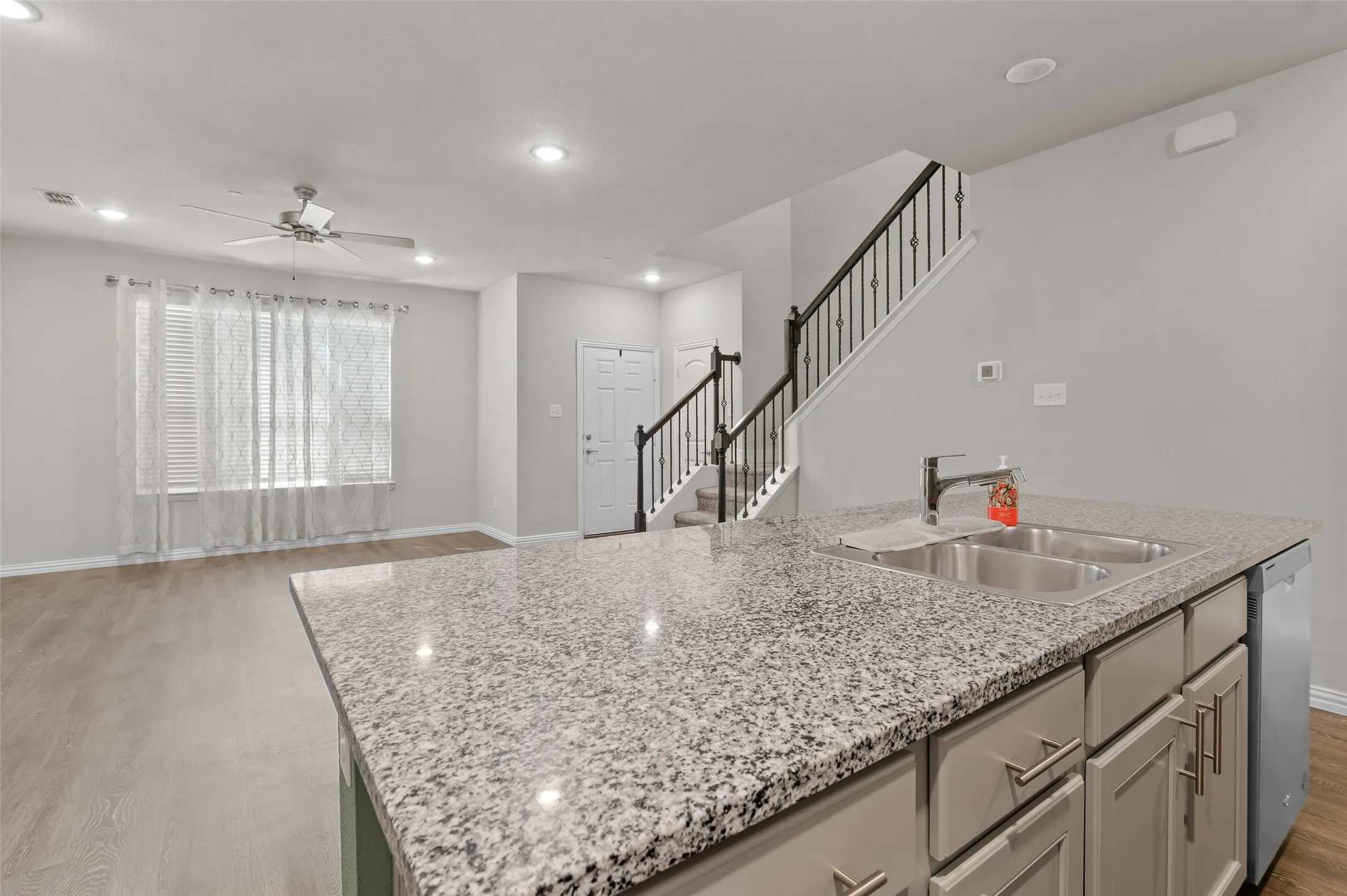 Large island and breakfast bar