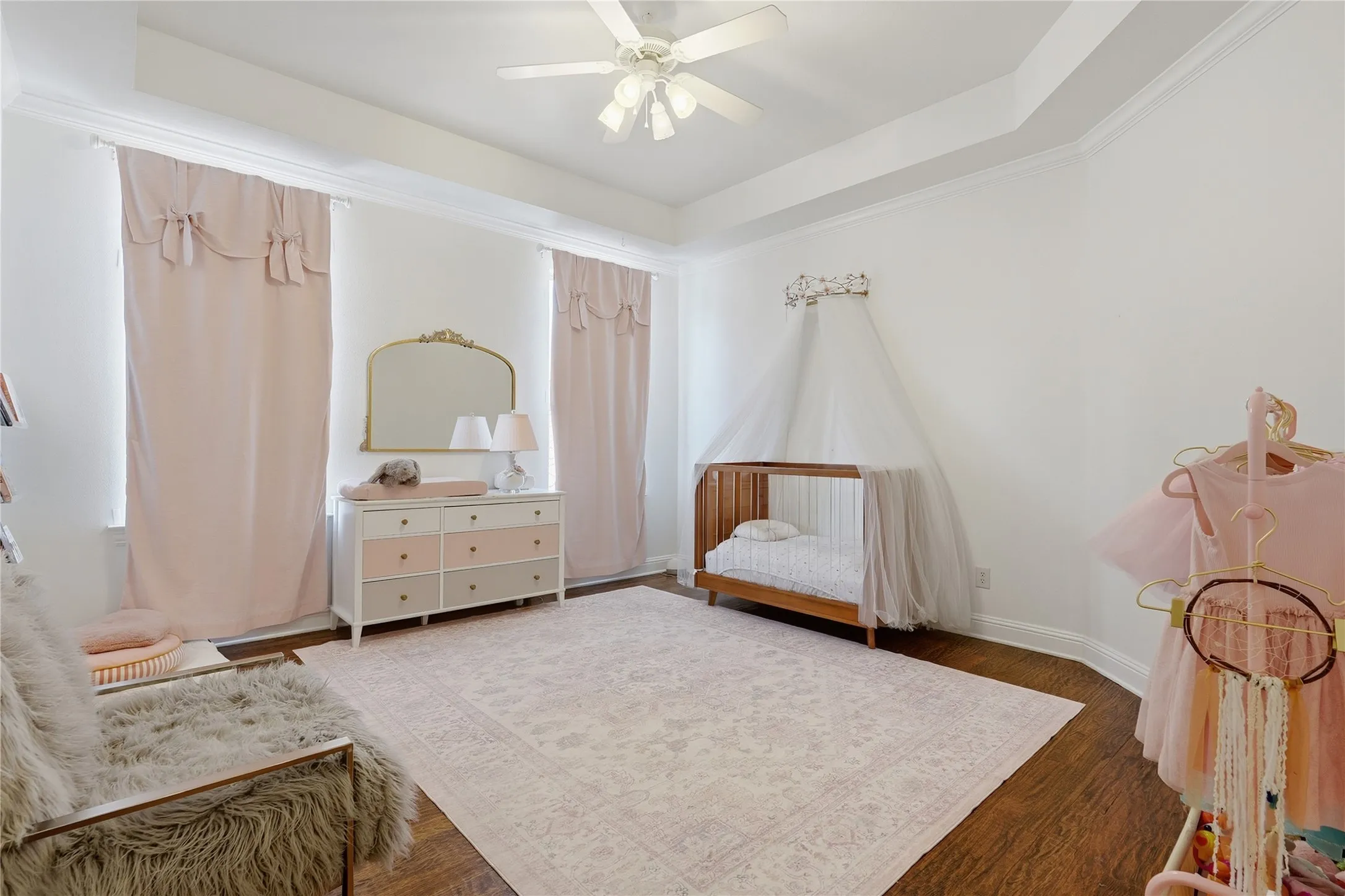 Tray ceiling with a ceiling fan