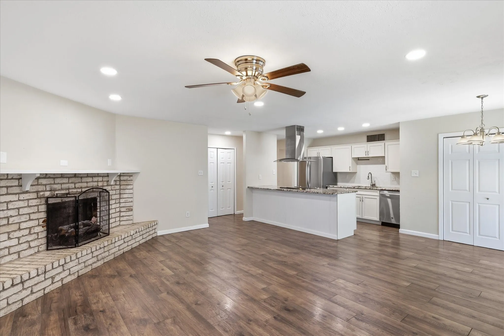 Single Family Residence For Sale in Denton County , 5561 Rutledge Drive, The Colony, Texas 75056, 3 Bedroom, 2 Bathroom, 2 Garage spaces, 1,433 Sqft, built in 1978, mls#21377415, Real Estate Agent in The Colony, Homes For Sale in Denton county, Homes For Sale in The Colony, Realtor in The Colony Texas, Real Estate Brokerage Independent Realty Texas, Luminita Cordes Realtor