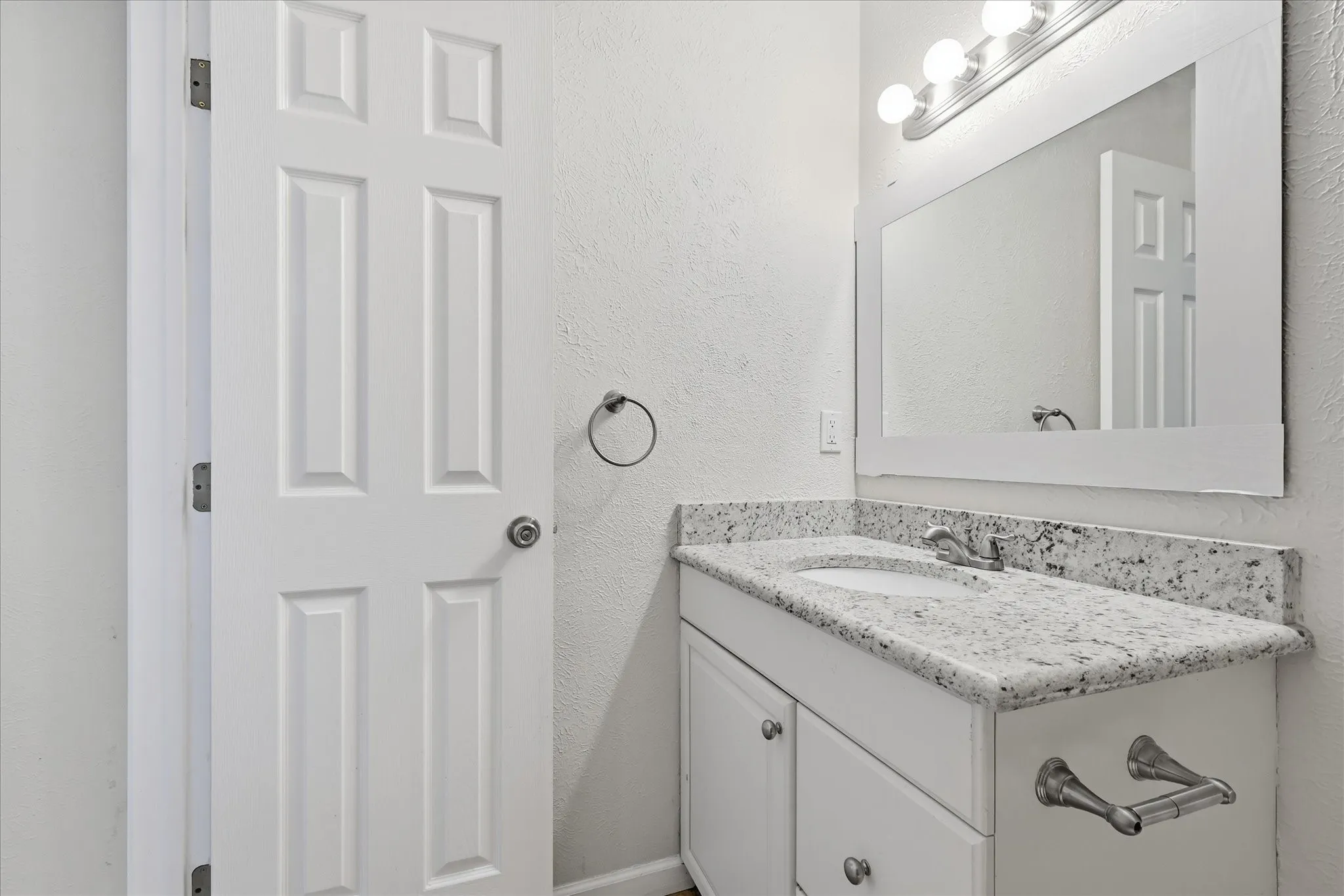 Single Family Residence For Sale in Denton County , 5561 Rutledge Drive, The Colony, Texas 75056, 3 Bedroom, 2 Bathroom, 2 Garage spaces, 1,433 Sqft, built in 1978, mls#21377415, Real Estate Agent in The Colony, Homes For Sale in Denton county, Homes For Sale in The Colony, Realtor in The Colony Texas, Real Estate Brokerage Independent Realty Texas, Luminita Cordes Realtor