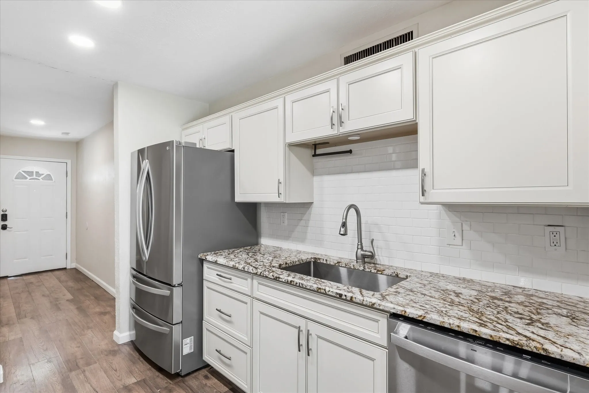 Single Family Residence For Sale in Denton County , 5561 Rutledge Drive, The Colony, Texas 75056, 3 Bedroom, 2 Bathroom, 2 Garage spaces, 1,433 Sqft, built in 1978, mls#21377415, Real Estate Agent in The Colony, Homes For Sale in Denton county, Homes For Sale in The Colony, Realtor in The Colony Texas, Real Estate Brokerage Independent Realty Texas, Luminita Cordes Realtor