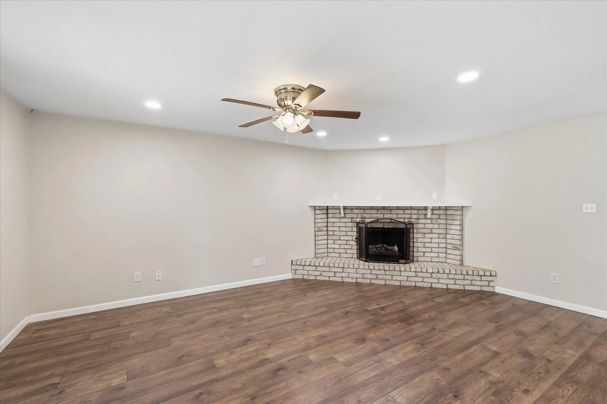 Single Family Residence For Sale in Denton County , 5561 Rutledge Drive, The Colony, Texas 75056, 3 Bedroom, 2 Bathroom, 2 Garage spaces, 1,433 Sqft, built in 1978, mls#21377415, Real Estate Agent in The Colony, Homes For Sale in Denton county, Homes For Sale in The Colony, Realtor in The Colony Texas, Real Estate Brokerage Independent Realty Texas, Luminita Cordes Realtor