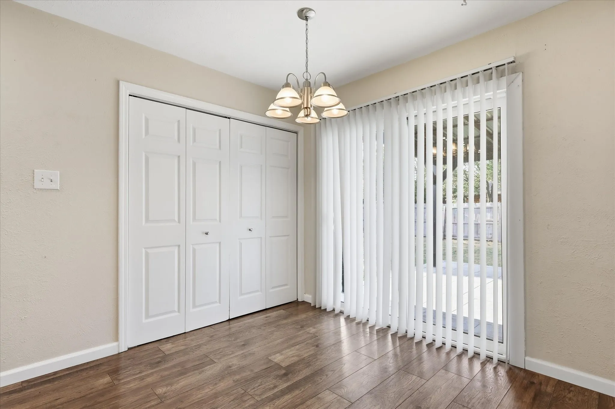 Single Family Residence For Sale in Denton County , 5561 Rutledge Drive, The Colony, Texas 75056, 3 Bedroom, 2 Bathroom, 2 Garage spaces, 1,433 Sqft, built in 1978, mls#21377415, Real Estate Agent in The Colony, Homes For Sale in Denton county, Homes For Sale in The Colony, Realtor in The Colony Texas, Real Estate Brokerage Independent Realty Texas, Luminita Cordes Realtor