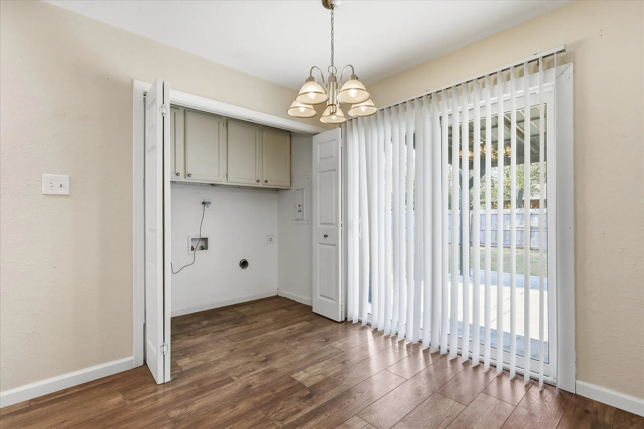 Single Family Residence For Sale in Denton County , 5561 Rutledge Drive, The Colony, Texas 75056, 3 Bedroom, 2 Bathroom, 2 Garage spaces, 1,433 Sqft, built in 1978, mls#21377415, Real Estate Agent in The Colony, Homes For Sale in Denton county, Homes For Sale in The Colony, Realtor in The Colony Texas, Real Estate Brokerage Independent Realty Texas, Luminita Cordes Realtor