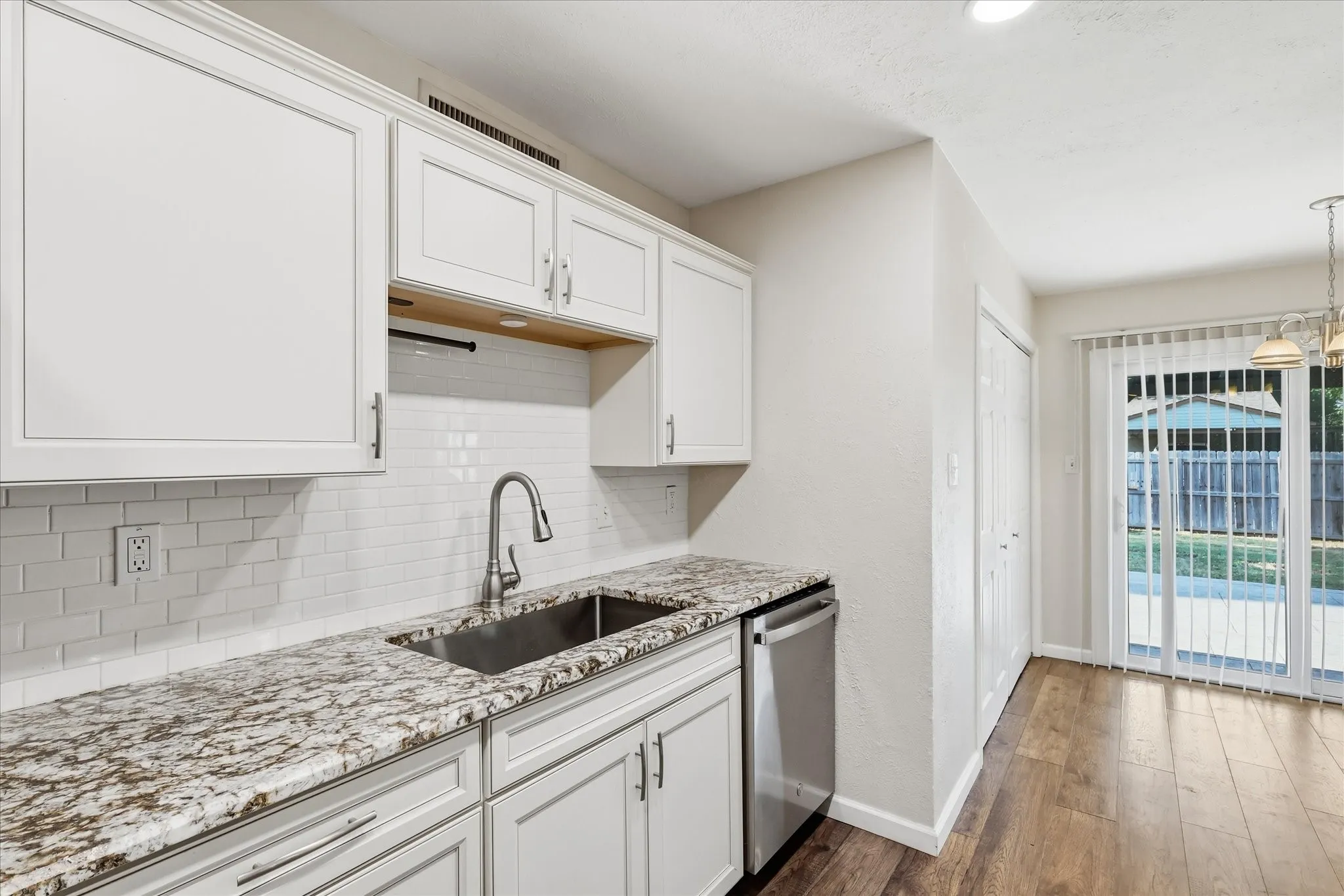 Single Family Residence For Sale in Denton County , 5561 Rutledge Drive, The Colony, Texas 75056, 3 Bedroom, 2 Bathroom, 2 Garage spaces, 1,433 Sqft, built in 1978, mls#21377415, Real Estate Agent in The Colony, Homes For Sale in Denton county, Homes For Sale in The Colony, Realtor in The Colony Texas, Real Estate Brokerage Independent Realty Texas, Luminita Cordes Realtor