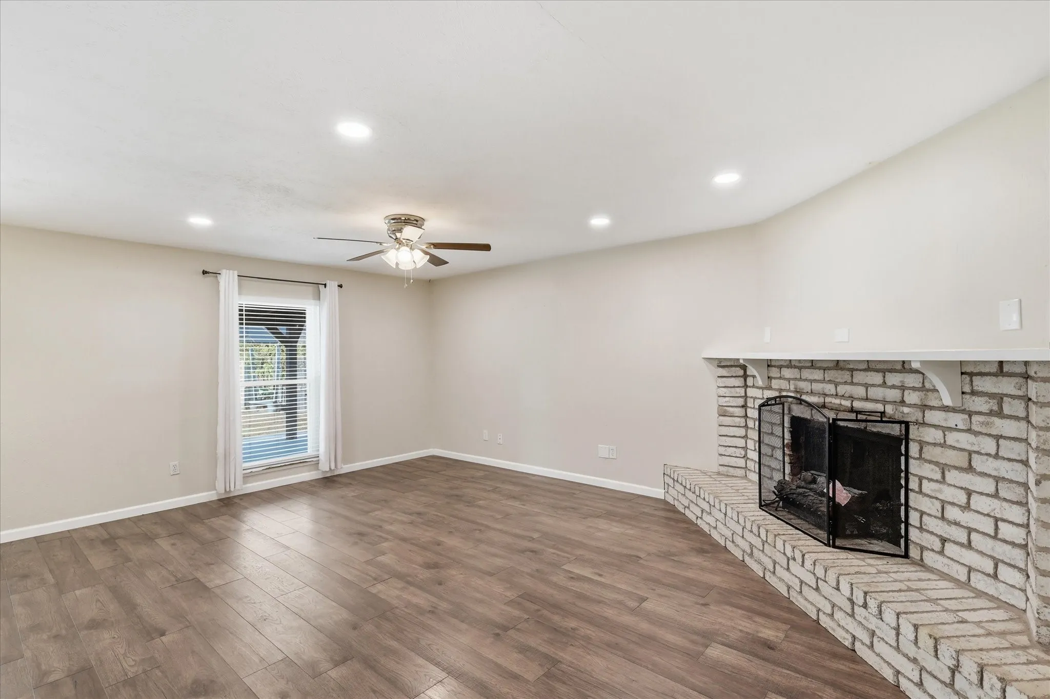 Single Family Residence For Sale in Denton County , 5561 Rutledge Drive, The Colony, Texas 75056, 3 Bedroom, 2 Bathroom, 2 Garage spaces, 1,433 Sqft, built in 1978, mls#21377415, Real Estate Agent in The Colony, Homes For Sale in Denton county, Homes For Sale in The Colony, Realtor in The Colony Texas, Real Estate Brokerage Independent Realty Texas, Luminita Cordes Realtor