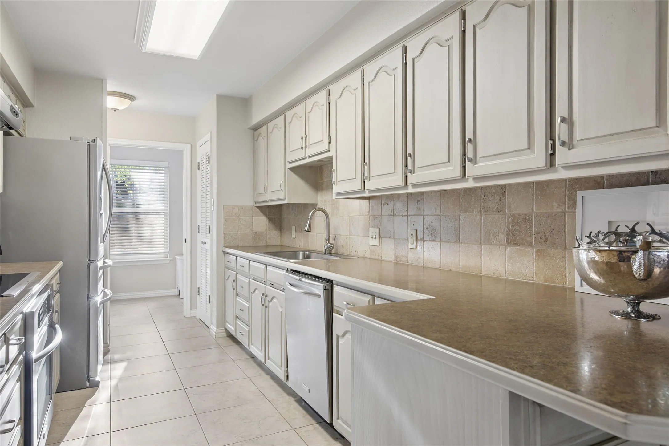 Single Family Residence For Sale in Tarrant County , 257 Willow Ridge Road, Fort Worth, Texas 76103, 3 Bedroom, 2 Bathroom, 2 Garage spaces, 1,923 Sqft, built in 1984, mls#21387421, Real Estate Agent in Fort Worth, Homes For Sale in Tarrant county, Homes For Sale in Fort Worth, Realtor in Fort Worth Texas, Real Estate Brokerage Independent Realty Texas, Luminita Cordes Realtor