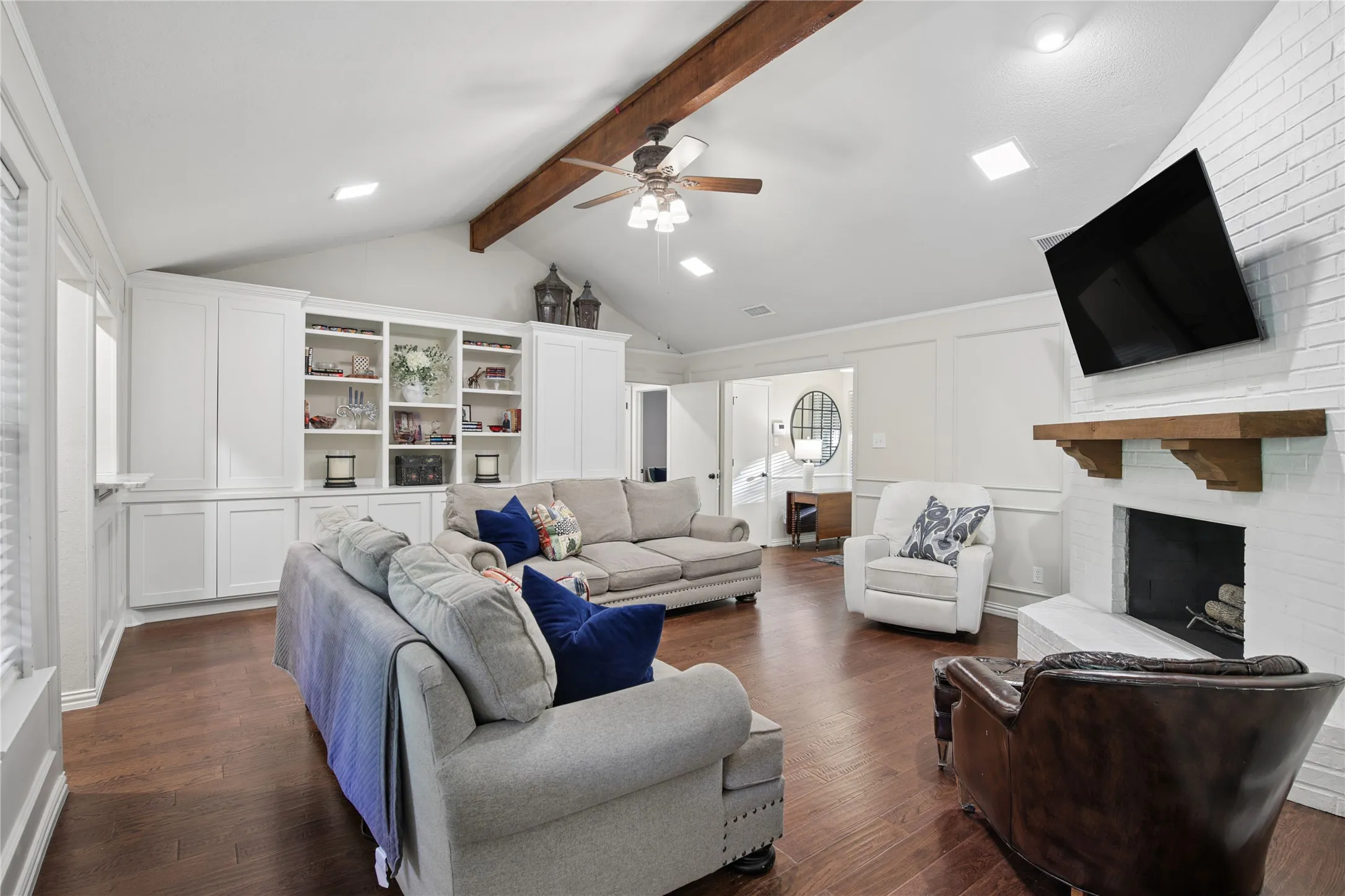 Single Family Residence For Sale in Tarrant County , 257 Willow Ridge Road, Fort Worth, Texas 76103, 3 Bedroom, 2 Bathroom, 2 Garage spaces, 1,923 Sqft, built in 1984, mls#21387421, Real Estate Agent in Fort Worth, Homes For Sale in Tarrant county, Homes For Sale in Fort Worth, Realtor in Fort Worth Texas, Real Estate Brokerage Independent Realty Texas, Luminita Cordes Realtor