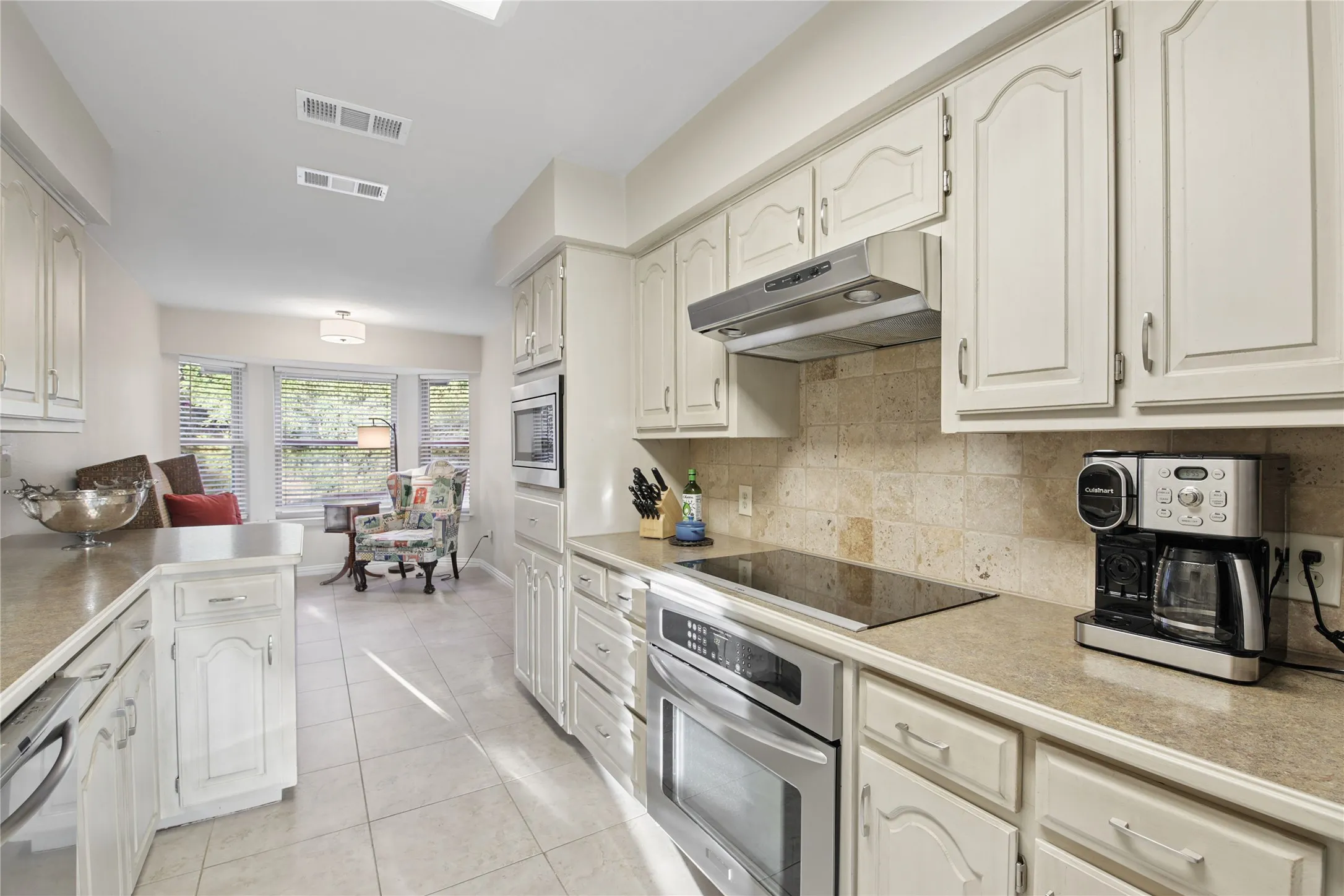 Single Family Residence For Sale in Tarrant County , 257 Willow Ridge Road, Fort Worth, Texas 76103, 3 Bedroom, 2 Bathroom, 2 Garage spaces, 1,923 Sqft, built in 1984, mls#21387421, Real Estate Agent in Fort Worth, Homes For Sale in Tarrant county, Homes For Sale in Fort Worth, Realtor in Fort Worth Texas, Real Estate Brokerage Independent Realty Texas, Luminita Cordes Realtor