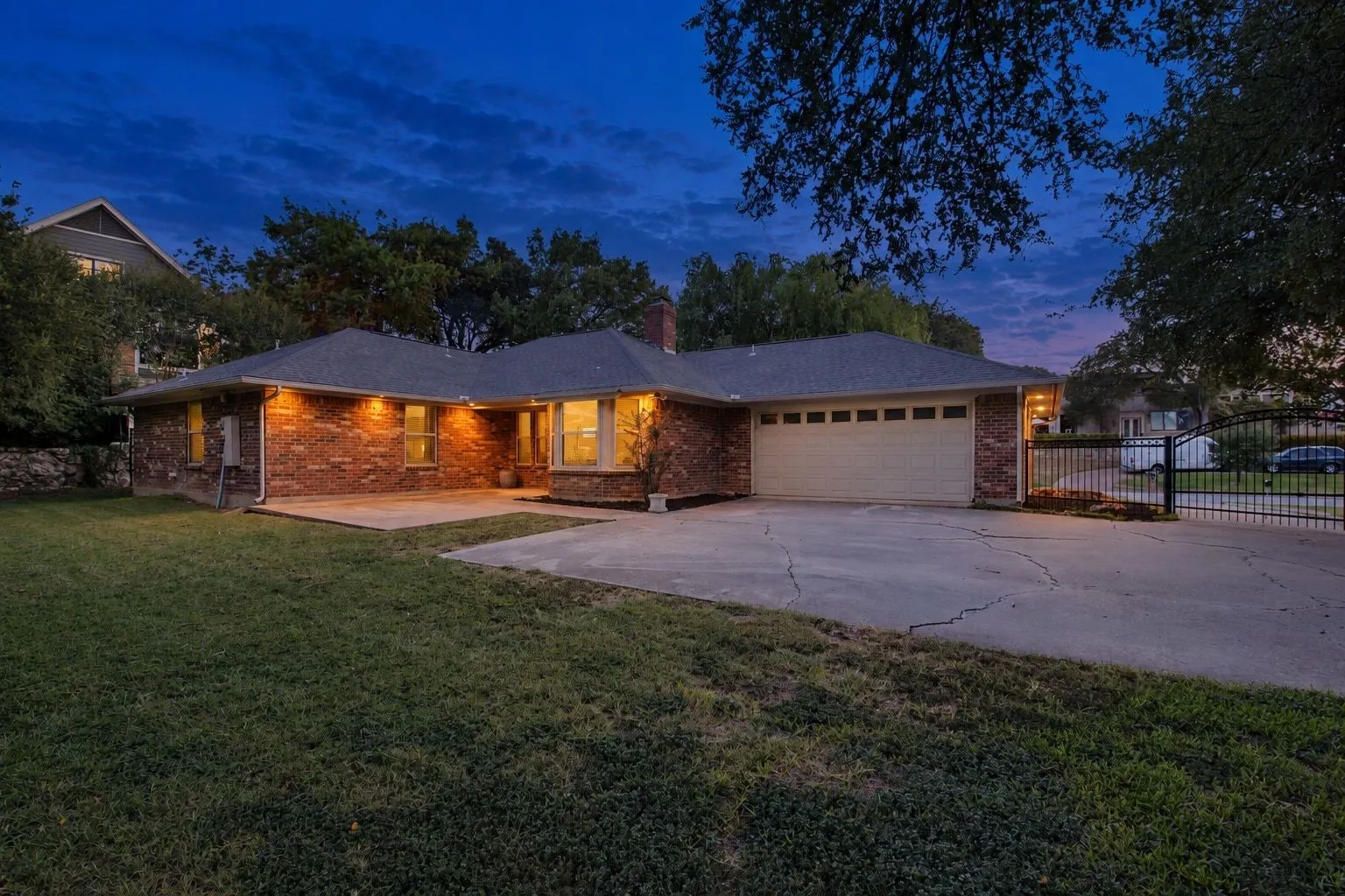Single Family Residence For Sale in Tarrant County , 257 Willow Ridge Road, Fort Worth, Texas 76103, 3 Bedroom, 2 Bathroom, 2 Garage spaces, 1,923 Sqft, built in 1984, mls#21387421, Real Estate Agent in Fort Worth, Homes For Sale in Tarrant county, Homes For Sale in Fort Worth, Realtor in Fort Worth Texas, Real Estate Brokerage Independent Realty Texas, Luminita Cordes Realtor