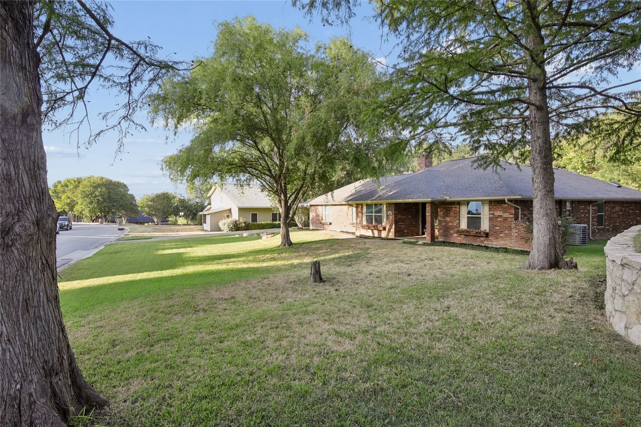 Single Family Residence For Sale in Tarrant County , 257 Willow Ridge Road, Fort Worth, Texas 76103, 3 Bedroom, 2 Bathroom, 2 Garage spaces, 1,923 Sqft, built in 1984, mls#21387421, Real Estate Agent in Fort Worth, Homes For Sale in Tarrant county, Homes For Sale in Fort Worth, Realtor in Fort Worth Texas, Real Estate Brokerage Independent Realty Texas, Luminita Cordes Realtor