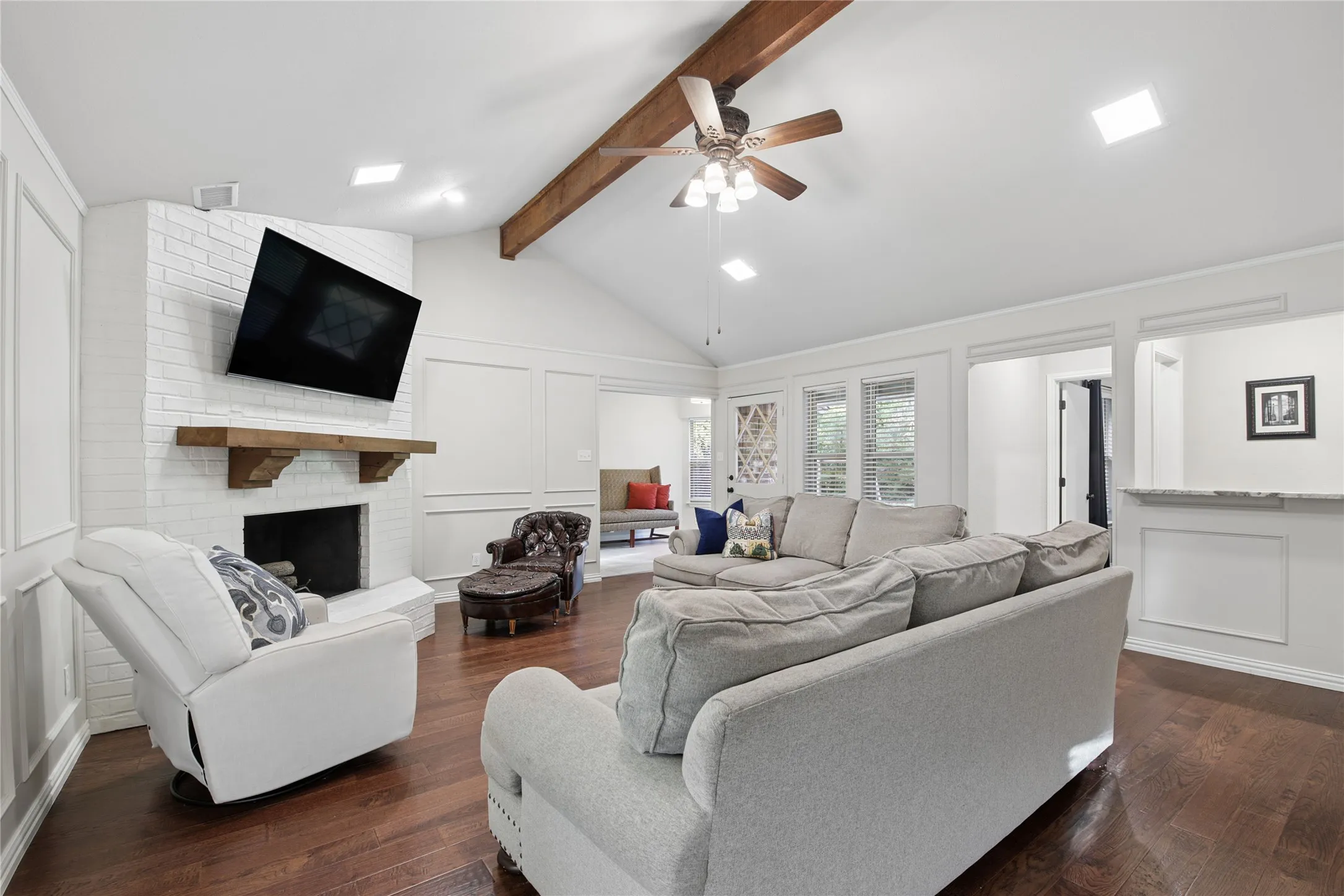 Single Family Residence For Sale in Tarrant County , 257 Willow Ridge Road, Fort Worth, Texas 76103, 3 Bedroom, 2 Bathroom, 2 Garage spaces, 1,923 Sqft, built in 1984, mls#21387421, Real Estate Agent in Fort Worth, Homes For Sale in Tarrant county, Homes For Sale in Fort Worth, Realtor in Fort Worth Texas, Real Estate Brokerage Independent Realty Texas, Luminita Cordes Realtor