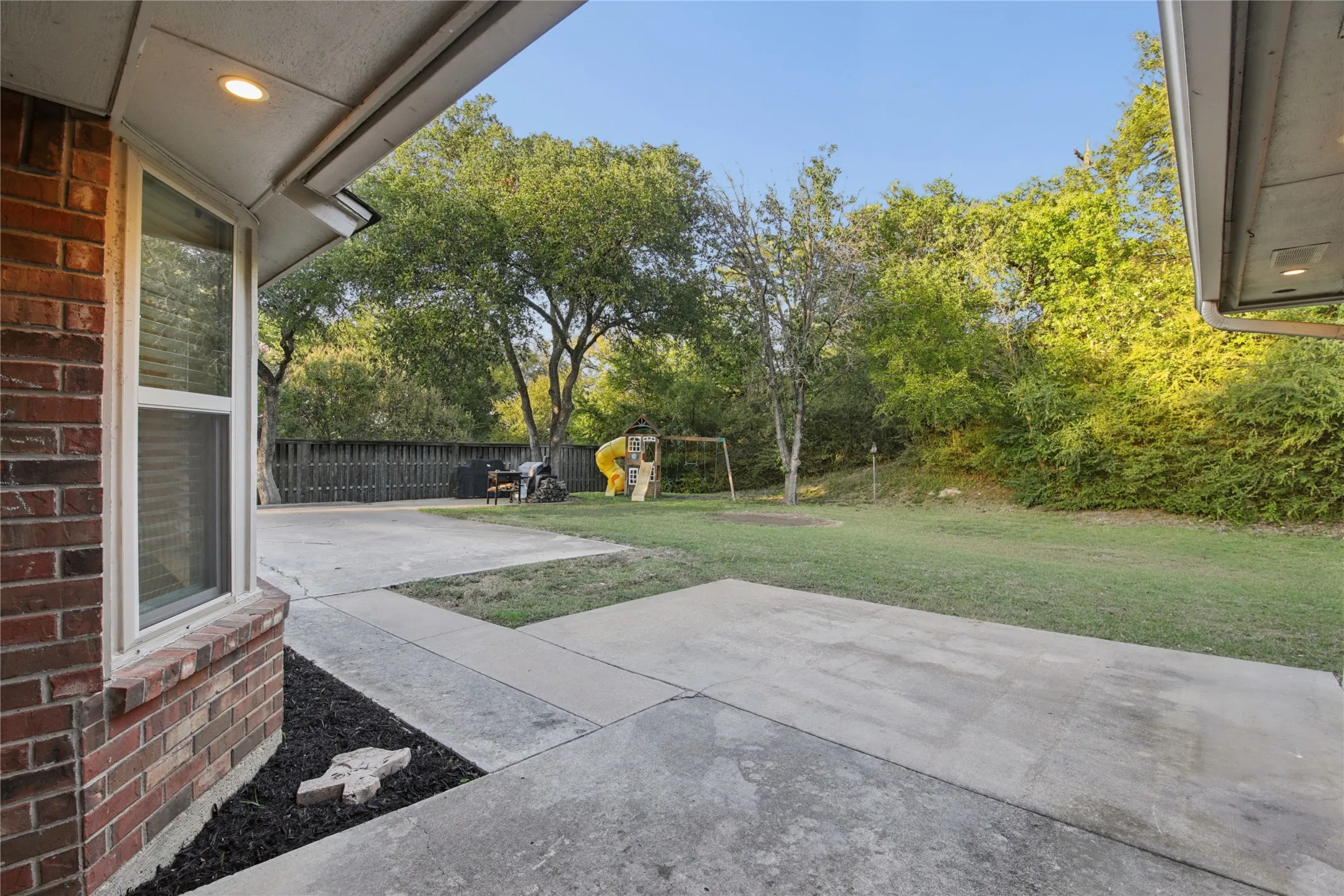 Single Family Residence For Sale in Tarrant County , 257 Willow Ridge Road, Fort Worth, Texas 76103, 3 Bedroom, 2 Bathroom, 2 Garage spaces, 1,923 Sqft, built in 1984, mls#21387421, Real Estate Agent in Fort Worth, Homes For Sale in Tarrant county, Homes For Sale in Fort Worth, Realtor in Fort Worth Texas, Real Estate Brokerage Independent Realty Texas, Luminita Cordes Realtor