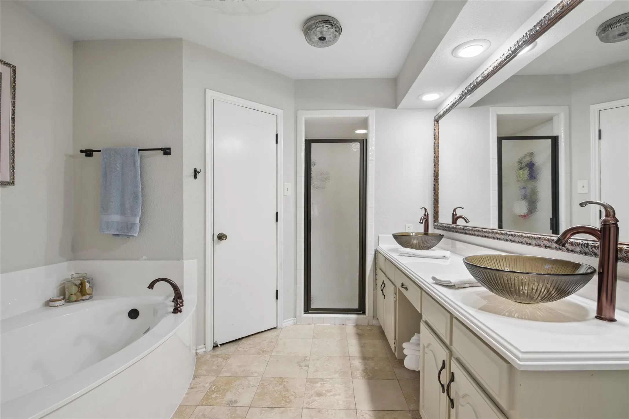 Single Family Residence For Sale in Tarrant County , 257 Willow Ridge Road, Fort Worth, Texas 76103, 3 Bedroom, 2 Bathroom, 2 Garage spaces, 1,923 Sqft, built in 1984, mls#21387421, Real Estate Agent in Fort Worth, Homes For Sale in Tarrant county, Homes For Sale in Fort Worth, Realtor in Fort Worth Texas, Real Estate Brokerage Independent Realty Texas, Luminita Cordes Realtor