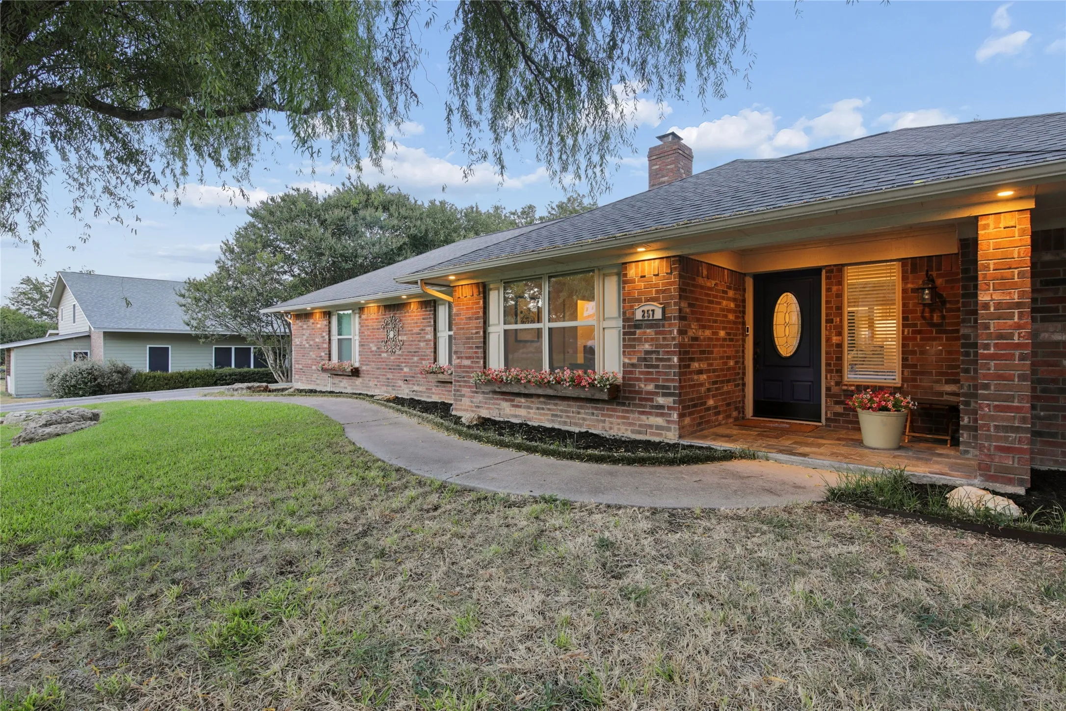 Single Family Residence For Sale in Tarrant County , 257 Willow Ridge Road, Fort Worth, Texas 76103, 3 Bedroom, 2 Bathroom, 2 Garage spaces, 1,923 Sqft, built in 1984, mls#21387421, Real Estate Agent in Fort Worth, Homes For Sale in Tarrant county, Homes For Sale in Fort Worth, Realtor in Fort Worth Texas, Real Estate Brokerage Independent Realty Texas, Luminita Cordes Realtor