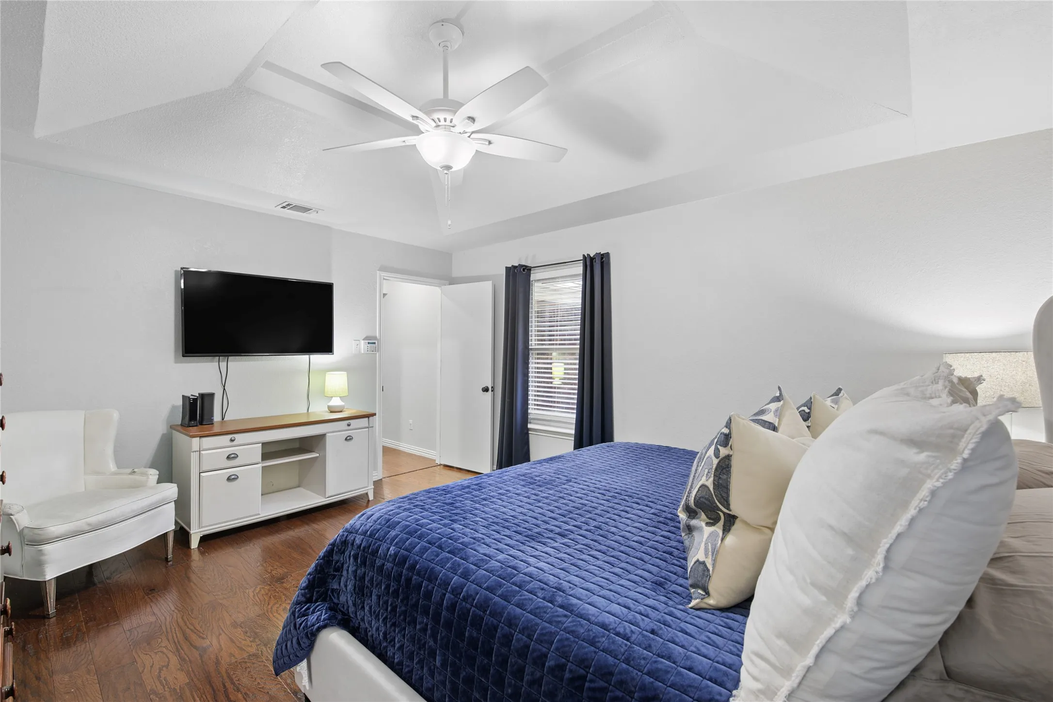 Single Family Residence For Sale in Tarrant County , 257 Willow Ridge Road, Fort Worth, Texas 76103, 3 Bedroom, 2 Bathroom, 2 Garage spaces, 1,923 Sqft, built in 1984, mls#21387421, Real Estate Agent in Fort Worth, Homes For Sale in Tarrant county, Homes For Sale in Fort Worth, Realtor in Fort Worth Texas, Real Estate Brokerage Independent Realty Texas, Luminita Cordes Realtor