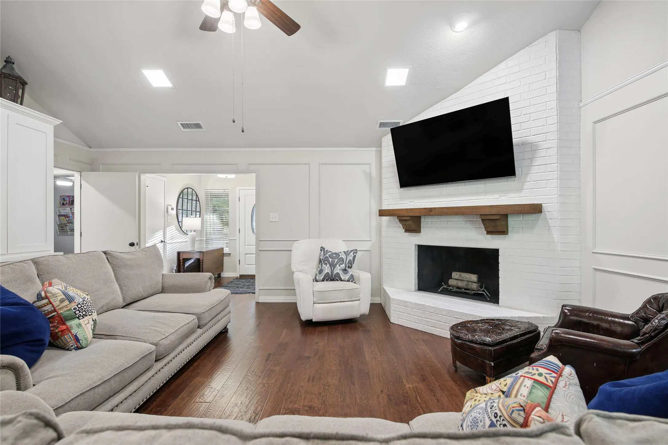 Single Family Residence For Sale in Tarrant County , 257 Willow Ridge Road, Fort Worth, Texas 76103, 3 Bedroom, 2 Bathroom, 2 Garage spaces, 1,923 Sqft, built in 1984, mls#21387421, Real Estate Agent in Fort Worth, Homes For Sale in Tarrant county, Homes For Sale in Fort Worth, Realtor in Fort Worth Texas, Real Estate Brokerage Independent Realty Texas, Luminita Cordes Realtor