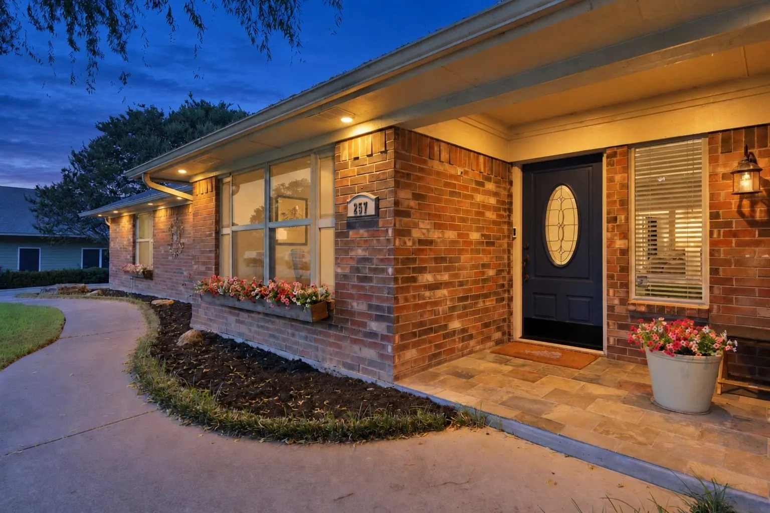 Single Family Residence For Sale in Tarrant County , 257 Willow Ridge Road, Fort Worth, Texas 76103, 3 Bedroom, 2 Bathroom, 2 Garage spaces, 1,923 Sqft, built in 1984, mls#21387421, Real Estate Agent in Fort Worth, Homes For Sale in Tarrant county, Homes For Sale in Fort Worth, Realtor in Fort Worth Texas, Real Estate Brokerage Independent Realty Texas, Luminita Cordes Realtor