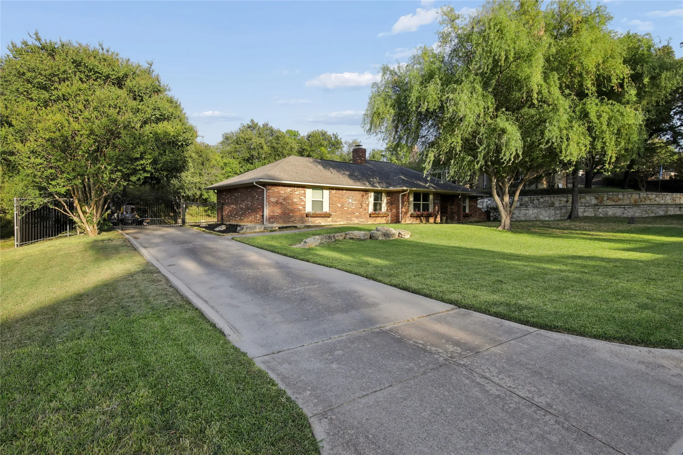 Single Family Residence For Sale in Tarrant County , 257 Willow Ridge Road, Fort Worth, Texas 76103, 3 Bedroom, 2 Bathroom, 2 Garage spaces, 1,923 Sqft, built in 1984, mls#21387421, Real Estate Agent in Fort Worth, Homes For Sale in Tarrant county, Homes For Sale in Fort Worth, Realtor in Fort Worth Texas, Real Estate Brokerage Independent Realty Texas, Luminita Cordes Realtor