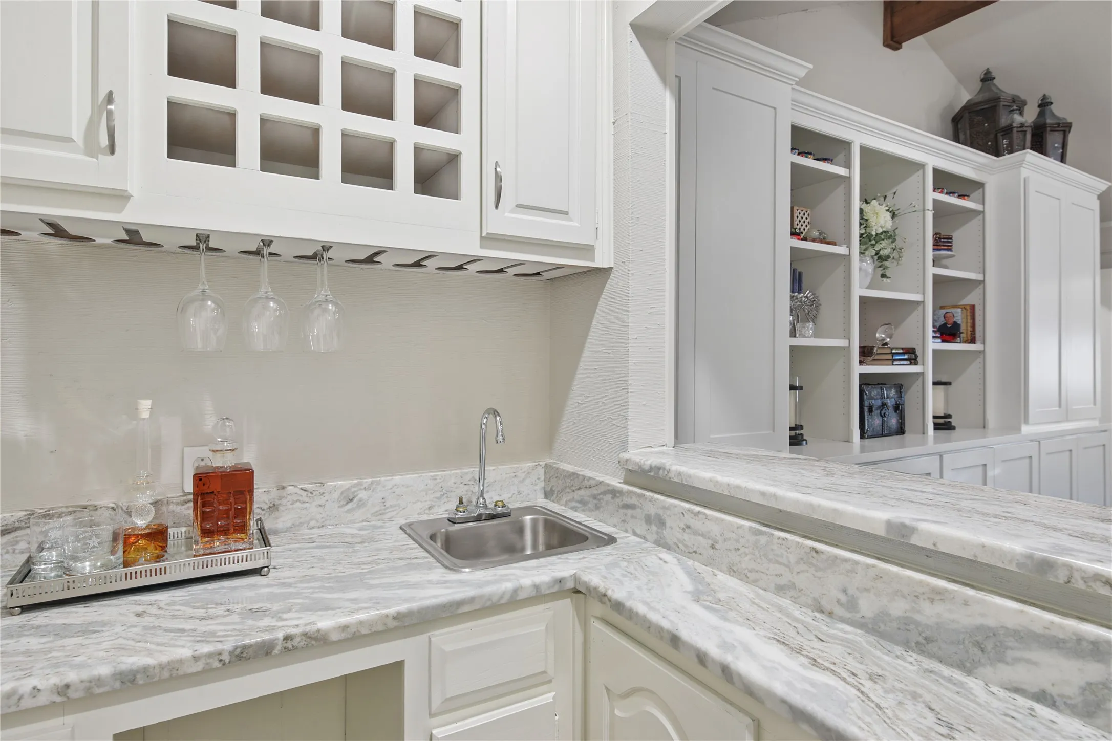 Single Family Residence For Sale in Tarrant County , 257 Willow Ridge Road, Fort Worth, Texas 76103, 3 Bedroom, 2 Bathroom, 2 Garage spaces, 1,923 Sqft, built in 1984, mls#21387421, Real Estate Agent in Fort Worth, Homes For Sale in Tarrant county, Homes For Sale in Fort Worth, Realtor in Fort Worth Texas, Real Estate Brokerage Independent Realty Texas, Luminita Cordes Realtor