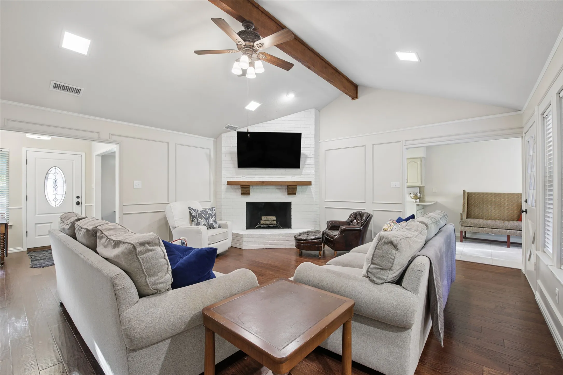 Single Family Residence For Sale in Tarrant County , 257 Willow Ridge Road, Fort Worth, Texas 76103, 3 Bedroom, 2 Bathroom, 2 Garage spaces, 1,923 Sqft, built in 1984, mls#21387421, Real Estate Agent in Fort Worth, Homes For Sale in Tarrant county, Homes For Sale in Fort Worth, Realtor in Fort Worth Texas, Real Estate Brokerage Independent Realty Texas, Luminita Cordes Realtor