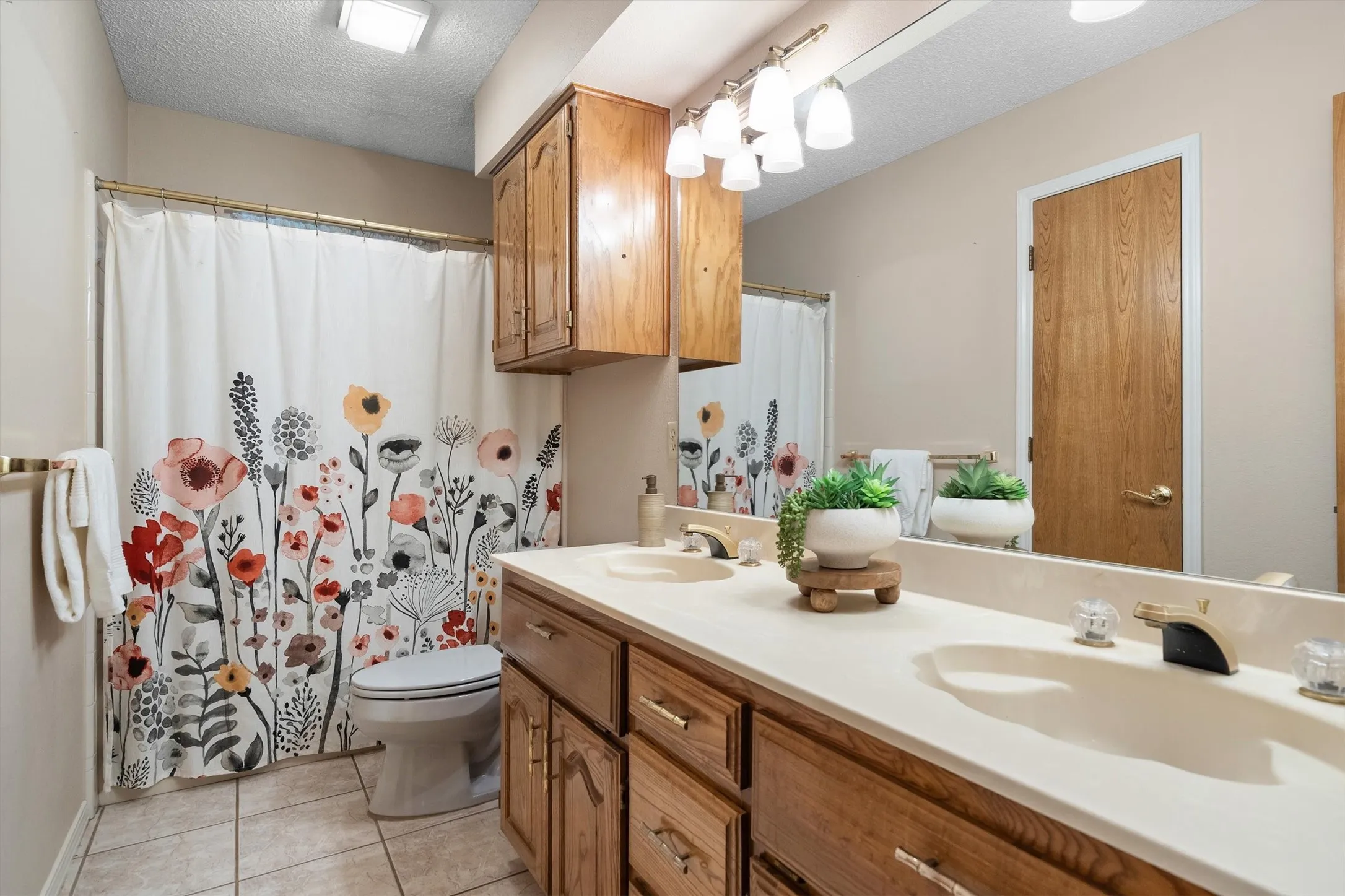 Single Family Residence For Sale in Tarrant County , 1142 Misty Oak Lane, Keller, Texas 76248, 4 Bedroom, 3 Bathroom, 2 Garage spaces, 2,352 Sqft, built in 1985, mls#21386290, Real Estate Agent in Keller, Homes For Sale in Tarrant county, Homes For Sale in Keller, Realtor in Keller Texas, Real Estate Brokerage Independent Realty Texas, Luminita Cordes Realtor