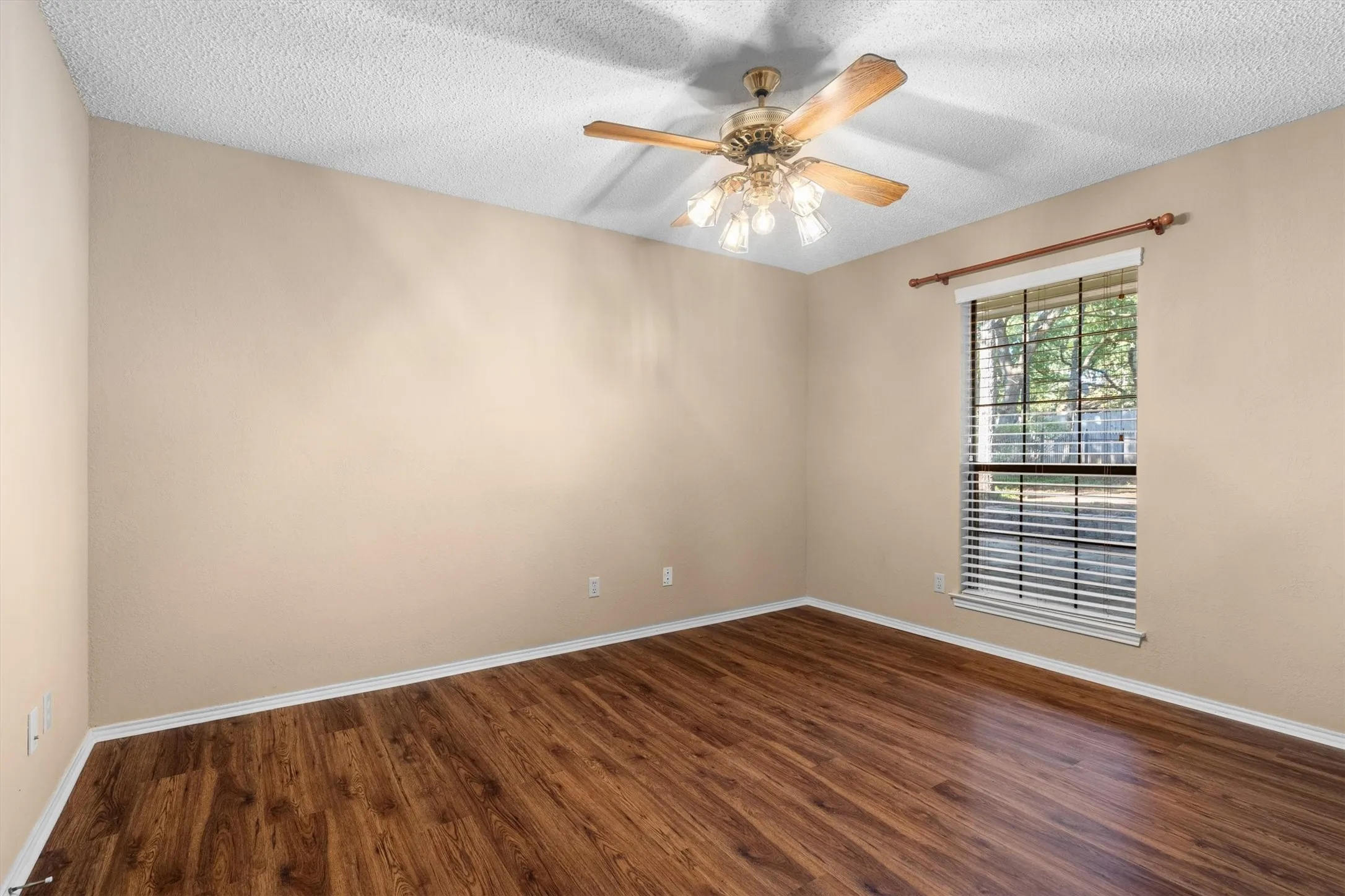 Single Family Residence For Sale in Tarrant County , 1142 Misty Oak Lane, Keller, Texas 76248, 4 Bedroom, 3 Bathroom, 2 Garage spaces, 2,352 Sqft, built in 1985, mls#21386290, Real Estate Agent in Keller, Homes For Sale in Tarrant county, Homes For Sale in Keller, Realtor in Keller Texas, Real Estate Brokerage Independent Realty Texas, Luminita Cordes Realtor