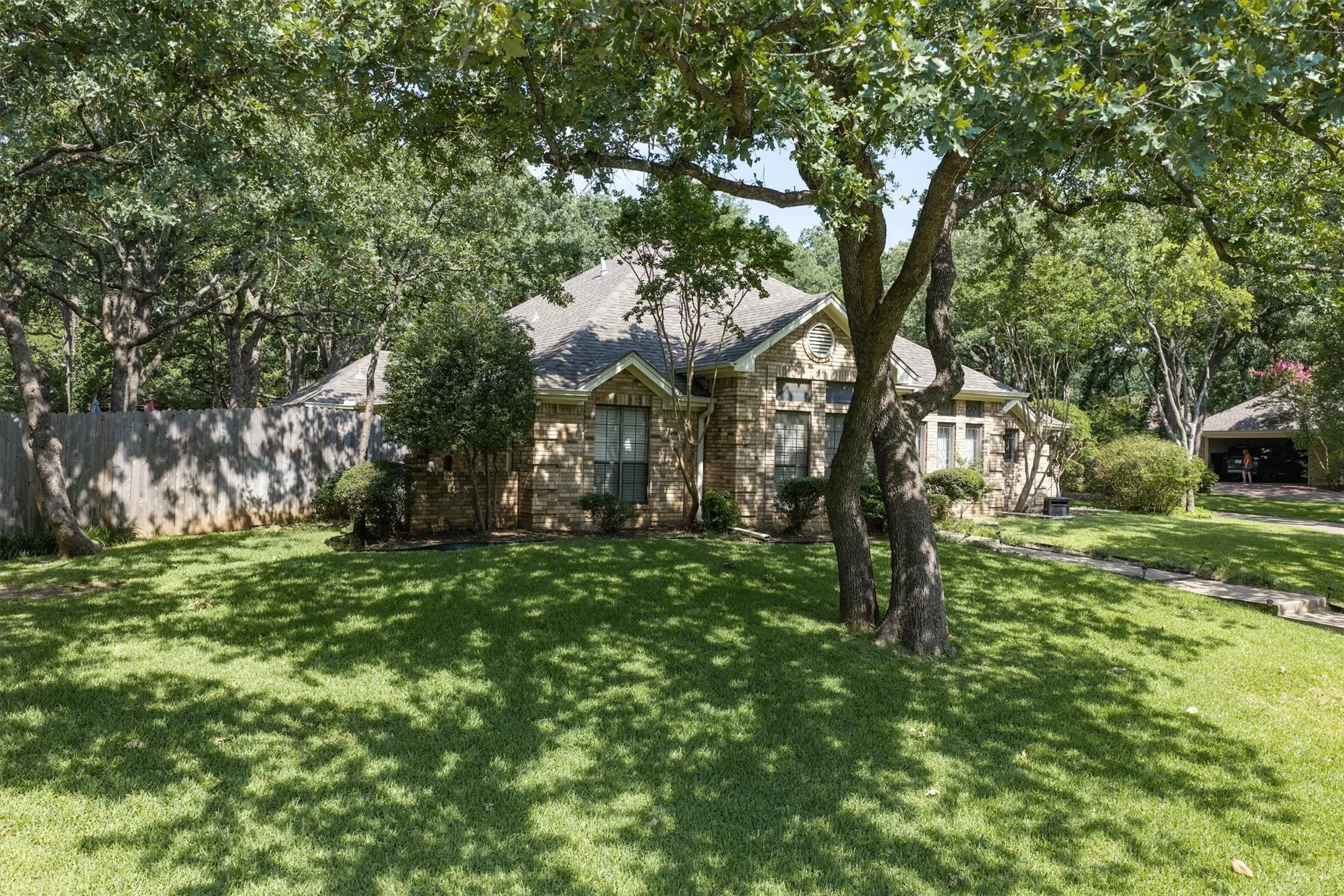 Single Family Residence For Sale in Tarrant County , 1142 Misty Oak Lane, Keller, Texas 76248, 4 Bedroom, 3 Bathroom, 2 Garage spaces, 2,352 Sqft, built in 1985, mls#21386290, Real Estate Agent in Keller, Homes For Sale in Tarrant county, Homes For Sale in Keller, Realtor in Keller Texas, Real Estate Brokerage Independent Realty Texas, Luminita Cordes Realtor