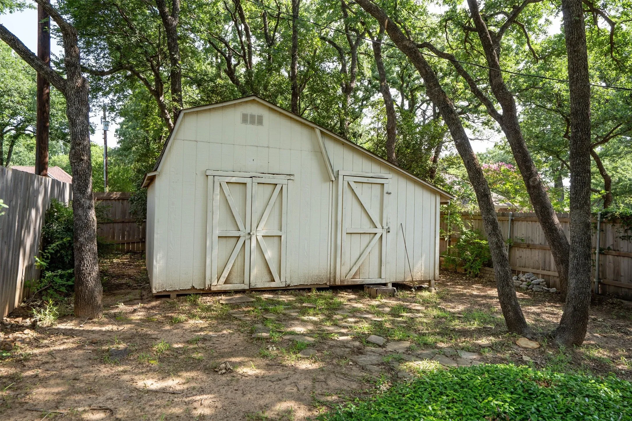 Single Family Residence For Sale in Tarrant County , 1142 Misty Oak Lane, Keller, Texas 76248, 4 Bedroom, 3 Bathroom, 2 Garage spaces, 2,352 Sqft, built in 1985, mls#21386290, Real Estate Agent in Keller, Homes For Sale in Tarrant county, Homes For Sale in Keller, Realtor in Keller Texas, Real Estate Brokerage Independent Realty Texas, Luminita Cordes Realtor