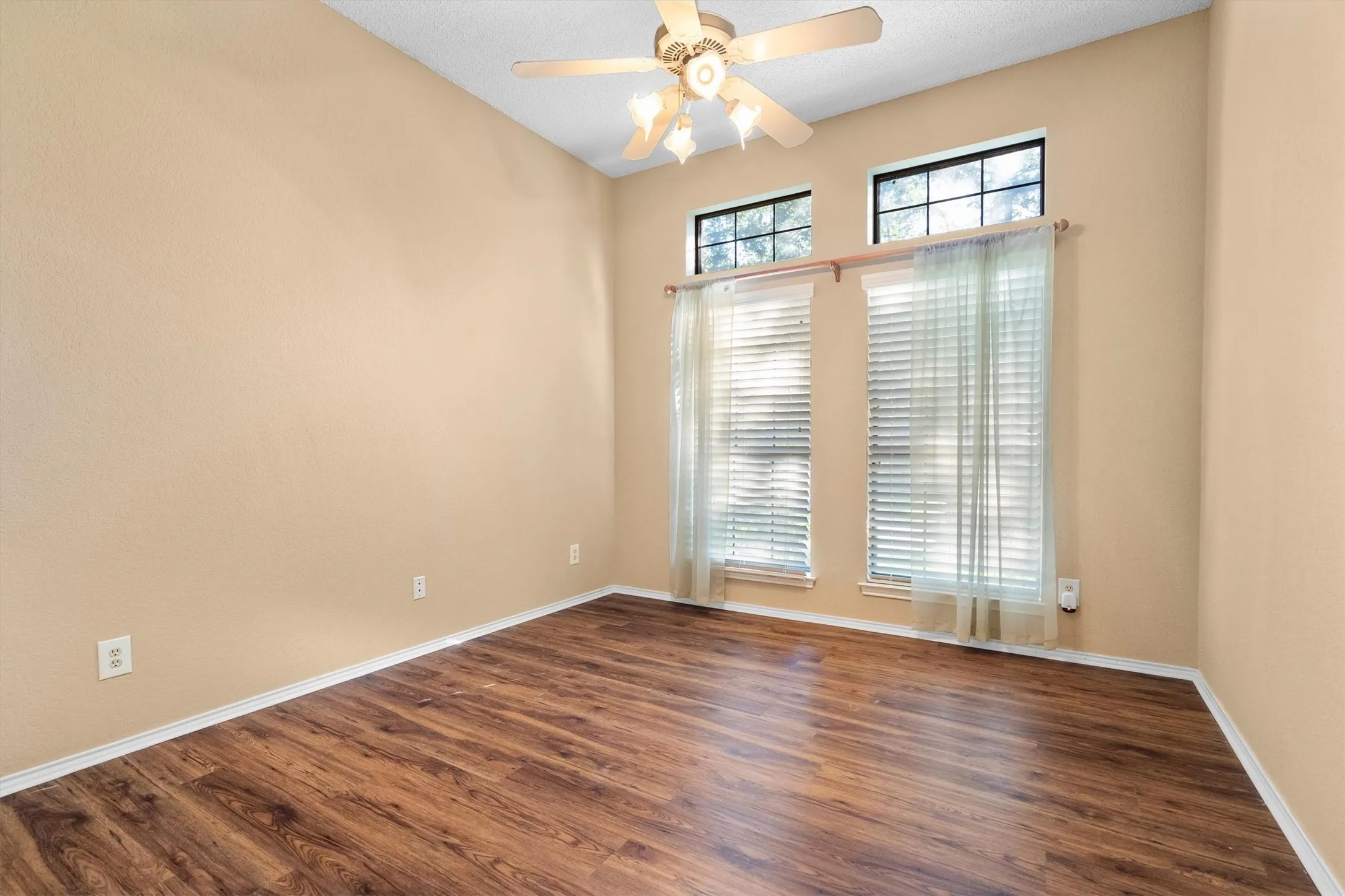 Single Family Residence For Sale in Tarrant County , 1142 Misty Oak Lane, Keller, Texas 76248, 4 Bedroom, 3 Bathroom, 2 Garage spaces, 2,352 Sqft, built in 1985, mls#21386290, Real Estate Agent in Keller, Homes For Sale in Tarrant county, Homes For Sale in Keller, Realtor in Keller Texas, Real Estate Brokerage Independent Realty Texas, Luminita Cordes Realtor