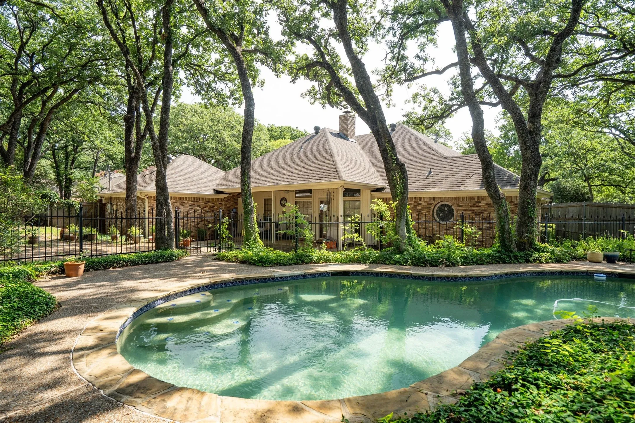 Single Family Residence For Sale in Tarrant County , 1142 Misty Oak Lane, Keller, Texas 76248, 4 Bedroom, 3 Bathroom, 2 Garage spaces, 2,352 Sqft, built in 1985, mls#21386290, Real Estate Agent in Keller, Homes For Sale in Tarrant county, Homes For Sale in Keller, Realtor in Keller Texas, Real Estate Brokerage Independent Realty Texas, Luminita Cordes Realtor