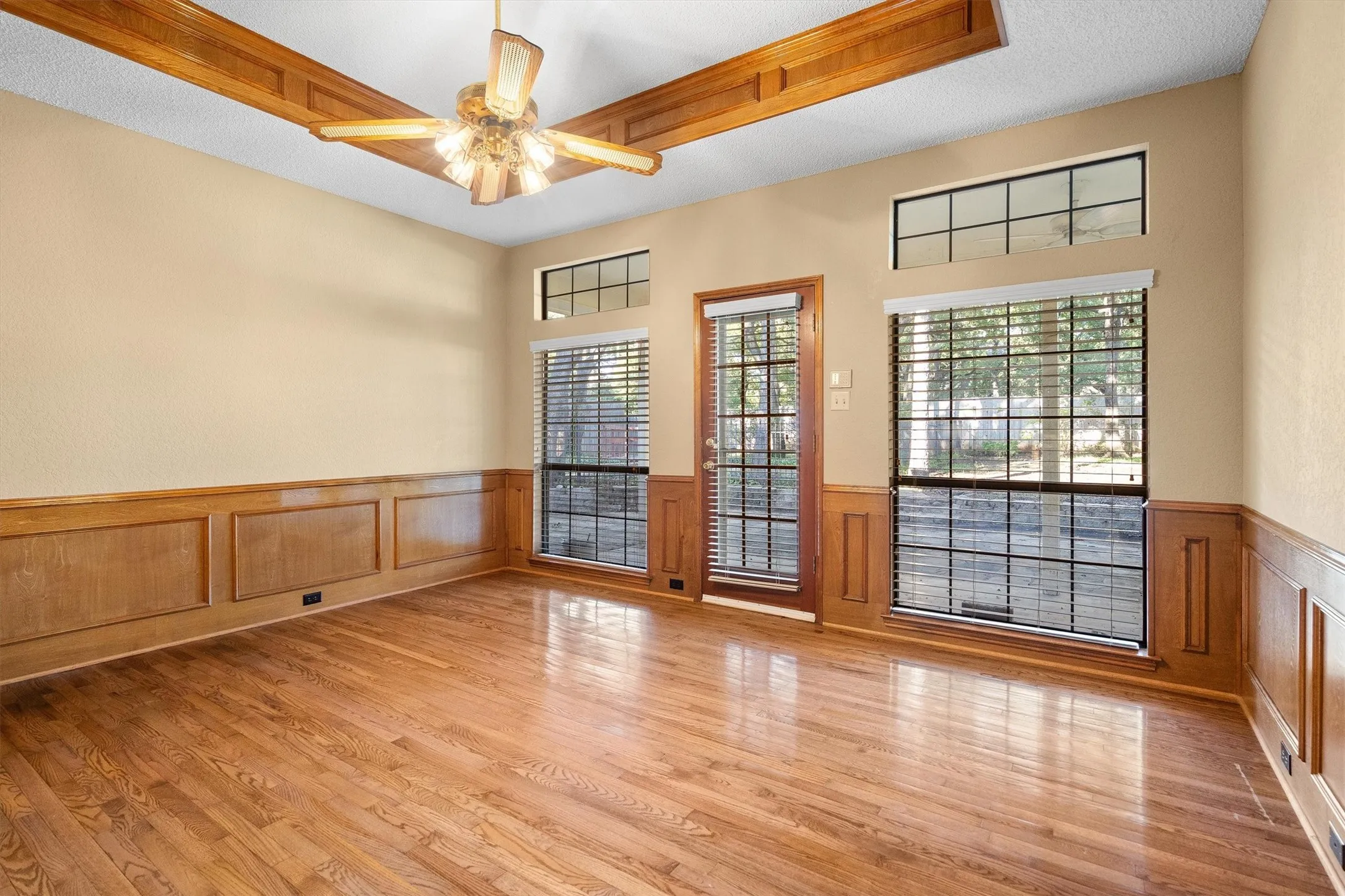 Single Family Residence For Sale in Tarrant County , 1142 Misty Oak Lane, Keller, Texas 76248, 4 Bedroom, 3 Bathroom, 2 Garage spaces, 2,352 Sqft, built in 1985, mls#21386290, Real Estate Agent in Keller, Homes For Sale in Tarrant county, Homes For Sale in Keller, Realtor in Keller Texas, Real Estate Brokerage Independent Realty Texas, Luminita Cordes Realtor