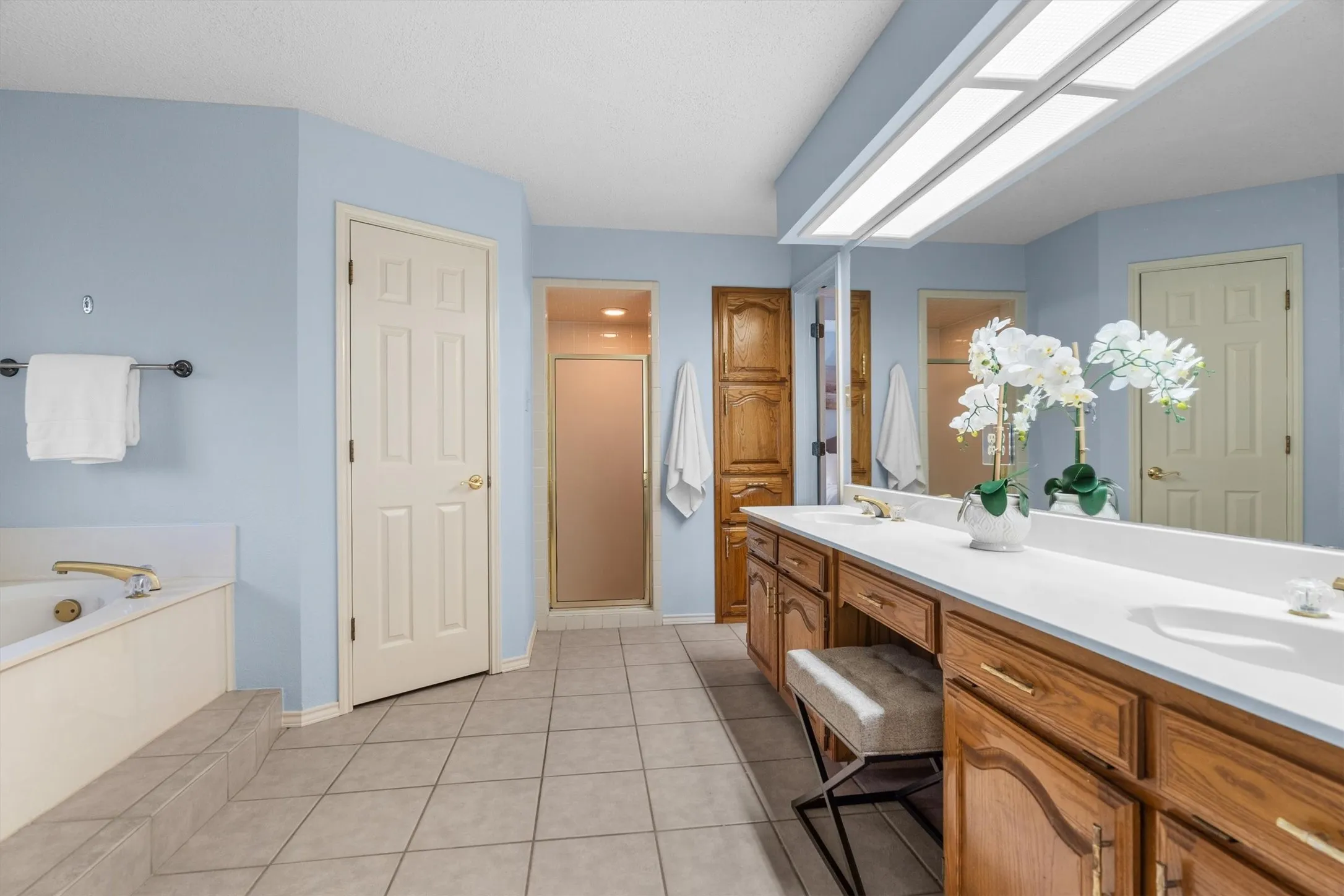 Single Family Residence For Sale in Tarrant County , 1142 Misty Oak Lane, Keller, Texas 76248, 4 Bedroom, 3 Bathroom, 2 Garage spaces, 2,352 Sqft, built in 1985, mls#21386290, Real Estate Agent in Keller, Homes For Sale in Tarrant county, Homes For Sale in Keller, Realtor in Keller Texas, Real Estate Brokerage Independent Realty Texas, Luminita Cordes Realtor