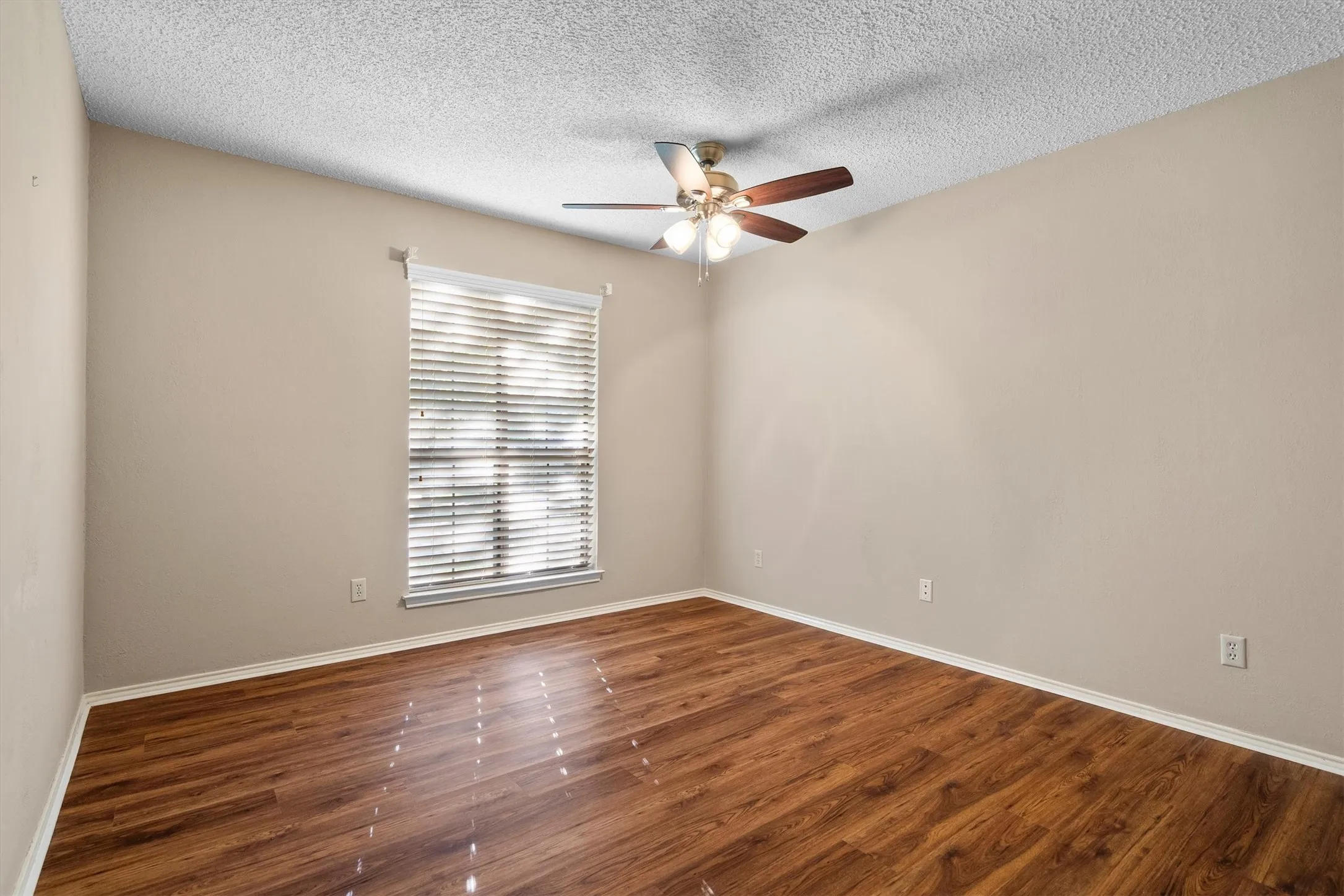Single Family Residence For Sale in Tarrant County , 1142 Misty Oak Lane, Keller, Texas 76248, 4 Bedroom, 3 Bathroom, 2 Garage spaces, 2,352 Sqft, built in 1985, mls#21386290, Real Estate Agent in Keller, Homes For Sale in Tarrant county, Homes For Sale in Keller, Realtor in Keller Texas, Real Estate Brokerage Independent Realty Texas, Luminita Cordes Realtor