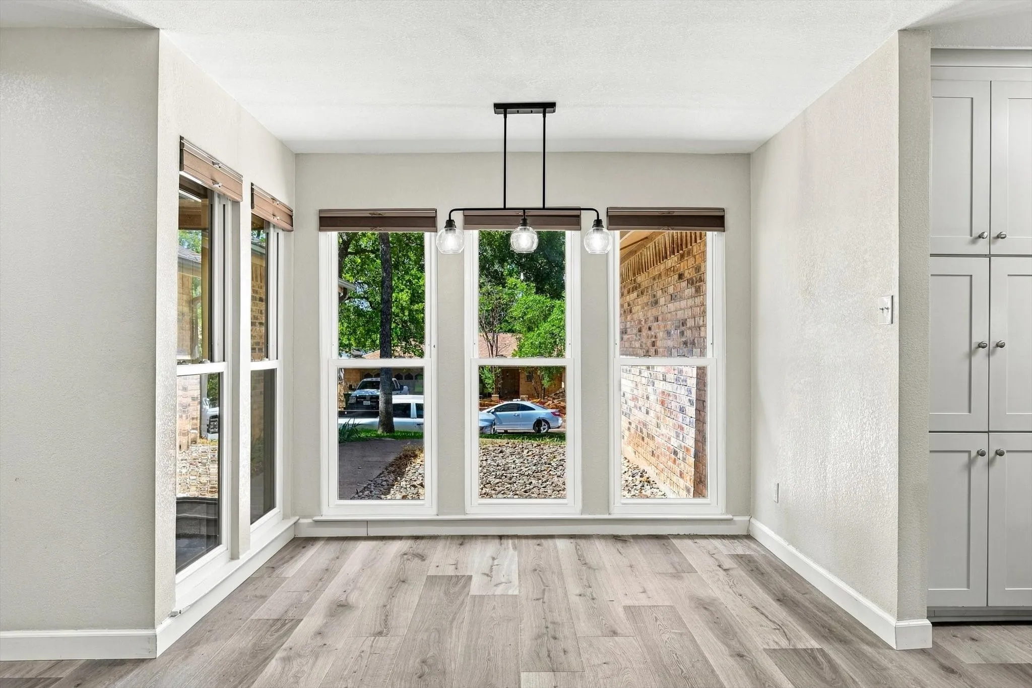 Single Family Residence For Sale in Tarrant County , 3400 Pecan Circle, Bedford, Texas 76021, 3 Bedroom, 2 Bathroom, 2 Garage spaces, 1,720 Sqft, built in 1977, mls#21387078, Real Estate Agent in Bedford, Homes For Sale in Tarrant county, Homes For Sale in Bedford, Realtor in Bedford Texas, Real Estate Brokerage Independent Realty Texas, Luminita Cordes Realtor