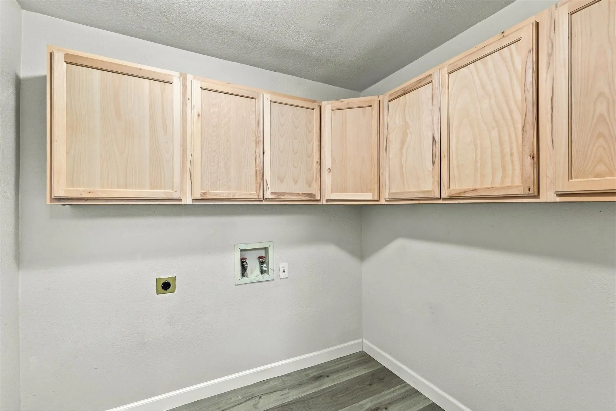 Single Family Residence For Sale in Tarrant County , 3400 Pecan Circle, Bedford, Texas 76021, 3 Bedroom, 2 Bathroom, 2 Garage spaces, 1,720 Sqft, built in 1977, mls#21387078, Real Estate Agent in Bedford, Homes For Sale in Tarrant county, Homes For Sale in Bedford, Realtor in Bedford Texas, Real Estate Brokerage Independent Realty Texas, Luminita Cordes Realtor