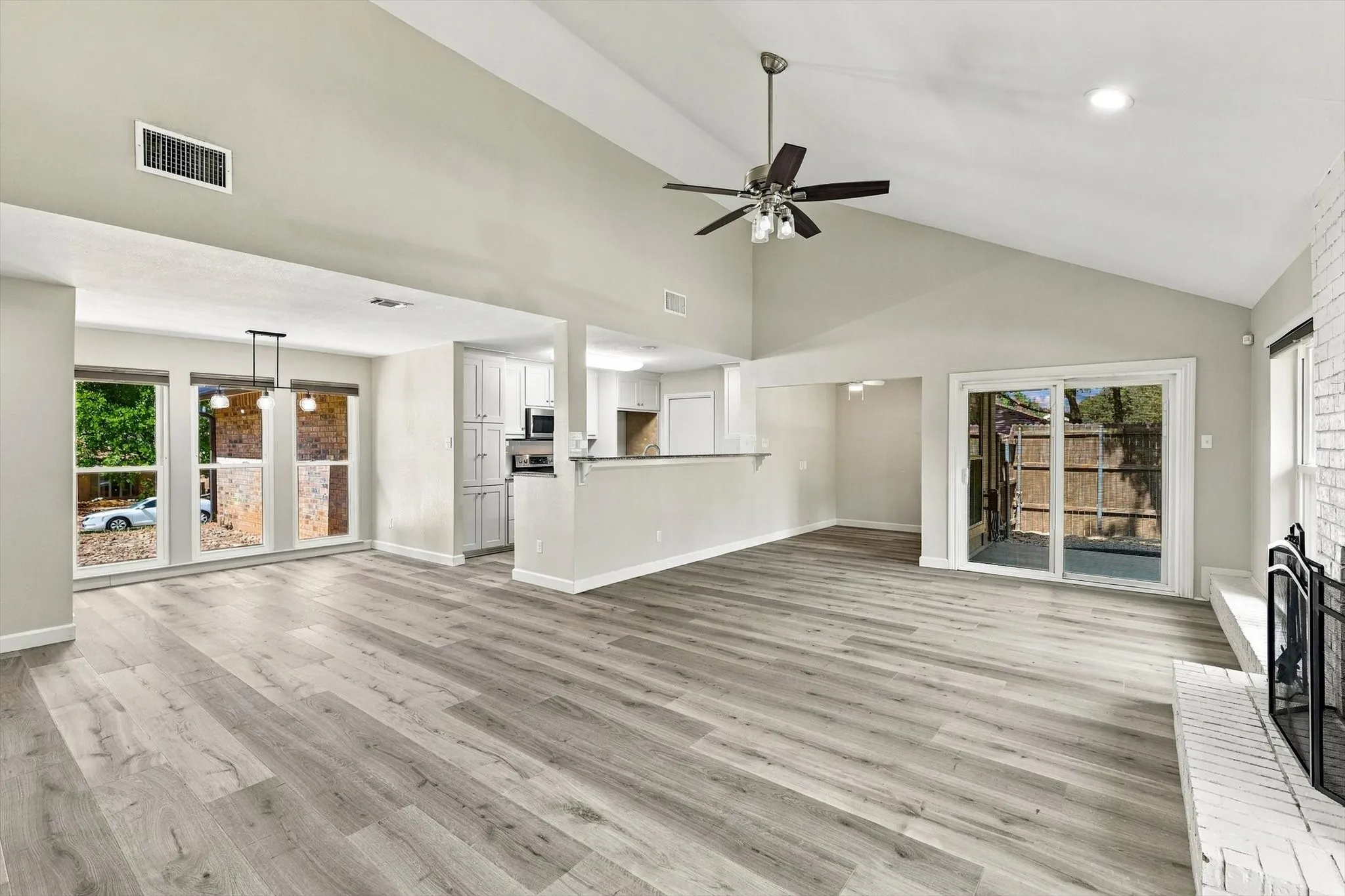 Single Family Residence For Sale in Tarrant County , 3400 Pecan Circle, Bedford, Texas 76021, 3 Bedroom, 2 Bathroom, 2 Garage spaces, 1,720 Sqft, built in 1977, mls#21387078, Real Estate Agent in Bedford, Homes For Sale in Tarrant county, Homes For Sale in Bedford, Realtor in Bedford Texas, Real Estate Brokerage Independent Realty Texas, Luminita Cordes Realtor