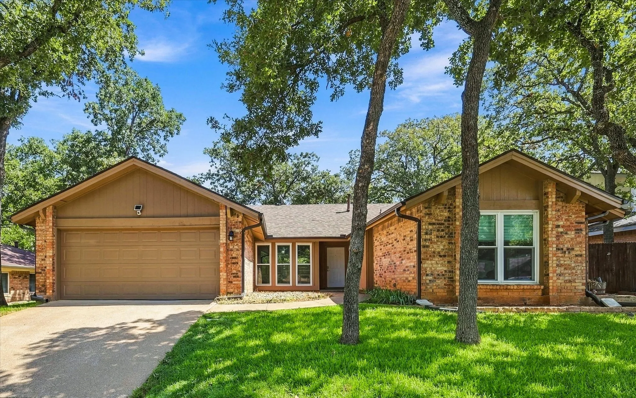 Single Family Residence For Sale in Tarrant County , 3400 Pecan Circle, Bedford, Texas 76021, 3 Bedroom, 2 Bathroom, 2 Garage spaces, 1,720 Sqft, built in 1977, mls#21387078, Real Estate Agent in Bedford, Homes For Sale in Tarrant county, Homes For Sale in Bedford, Realtor in Bedford Texas, Real Estate Brokerage Independent Realty Texas, Luminita Cordes Realtor