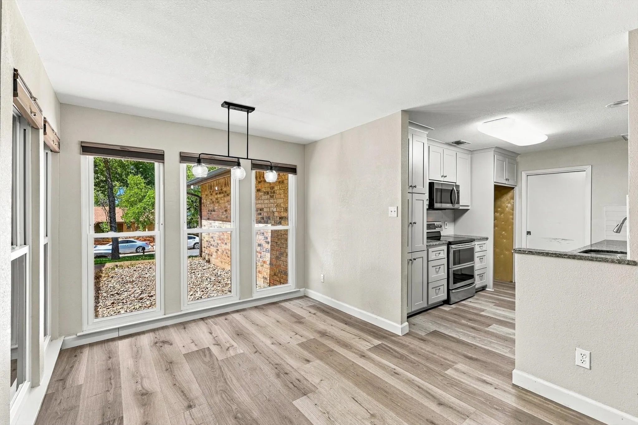 Single Family Residence For Sale in Tarrant County , 3400 Pecan Circle, Bedford, Texas 76021, 3 Bedroom, 2 Bathroom, 2 Garage spaces, 1,720 Sqft, built in 1977, mls#21387078, Real Estate Agent in Bedford, Homes For Sale in Tarrant county, Homes For Sale in Bedford, Realtor in Bedford Texas, Real Estate Brokerage Independent Realty Texas, Luminita Cordes Realtor