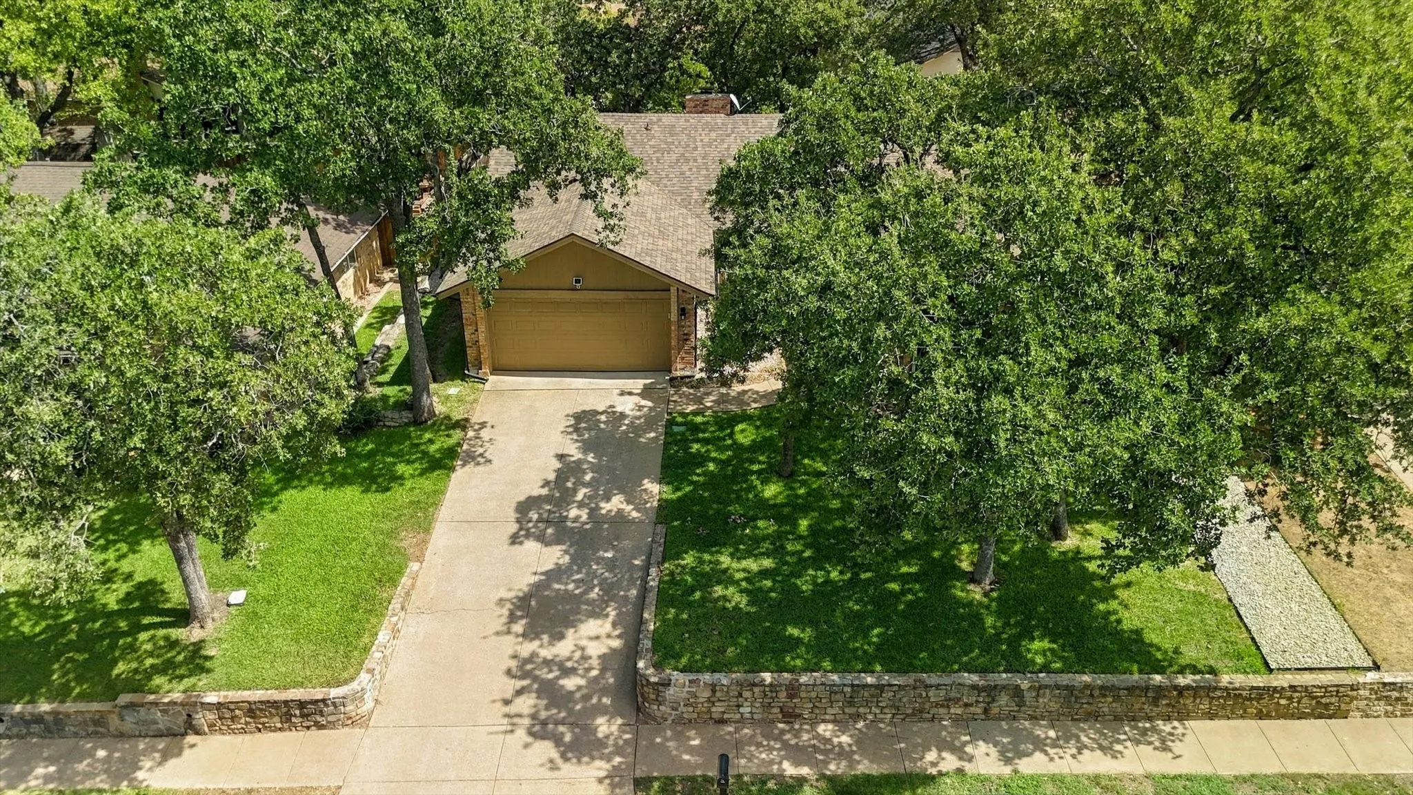 Single Family Residence For Sale in Tarrant County , 3400 Pecan Circle, Bedford, Texas 76021, 3 Bedroom, 2 Bathroom, 2 Garage spaces, 1,720 Sqft, built in 1977, mls#21387078, Real Estate Agent in Bedford, Homes For Sale in Tarrant county, Homes For Sale in Bedford, Realtor in Bedford Texas, Real Estate Brokerage Independent Realty Texas, Luminita Cordes Realtor
