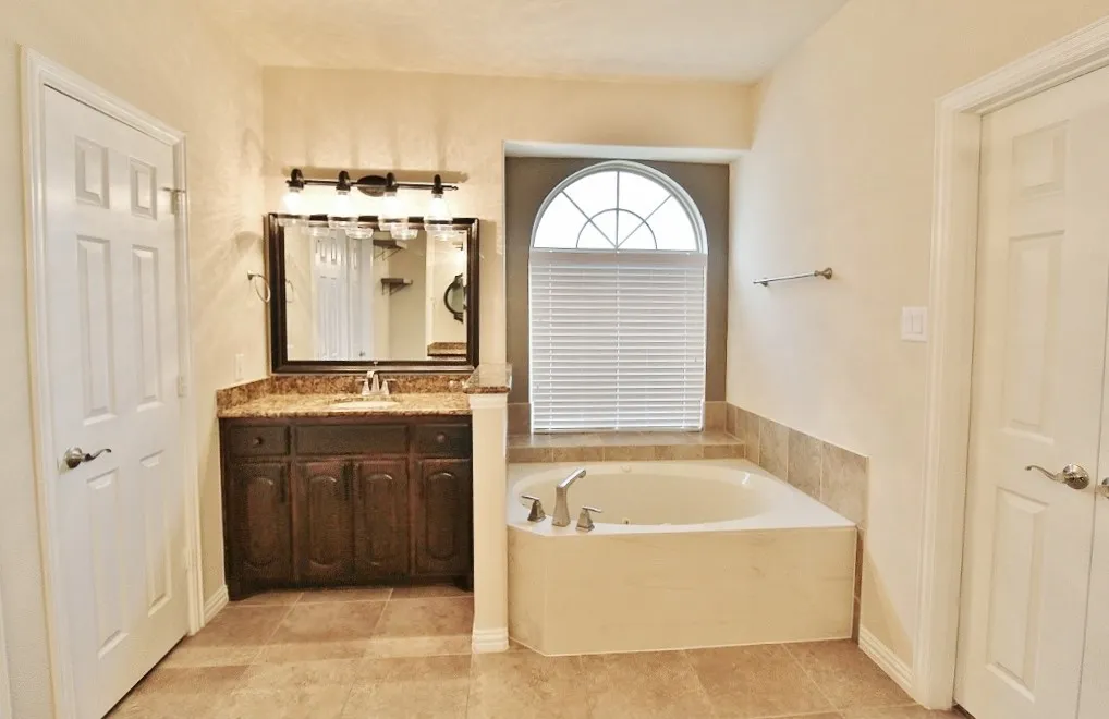 Single Family Residence For Rent in Ellis County , 110 White Oak Lane, Red Oak, Texas 75154, 4 Bedroom, 4 Bathroom, 2 Garage spaces, 3,720 Sqft, built in 2015, mls#21389121, Real Estate Agent in Red Oak, Homes For Rent in Ellis county, Homes For Rent in Red Oak, Realtor in Red Oak Texas, Real Estate Brokerage Independent Realty Texas, Luminita Cordes Realtor