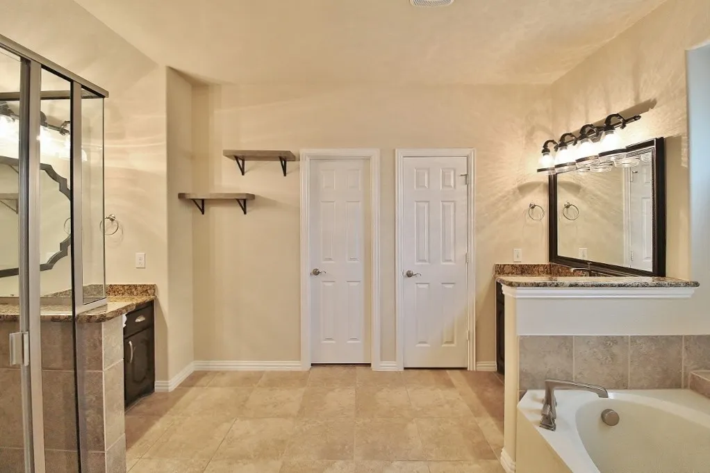 Single Family Residence For Rent in Ellis County , 110 White Oak Lane, Red Oak, Texas 75154, 4 Bedroom, 4 Bathroom, 2 Garage spaces, 3,720 Sqft, built in 2015, mls#21389121, Real Estate Agent in Red Oak, Homes For Rent in Ellis county, Homes For Rent in Red Oak, Realtor in Red Oak Texas, Real Estate Brokerage Independent Realty Texas, Luminita Cordes Realtor
