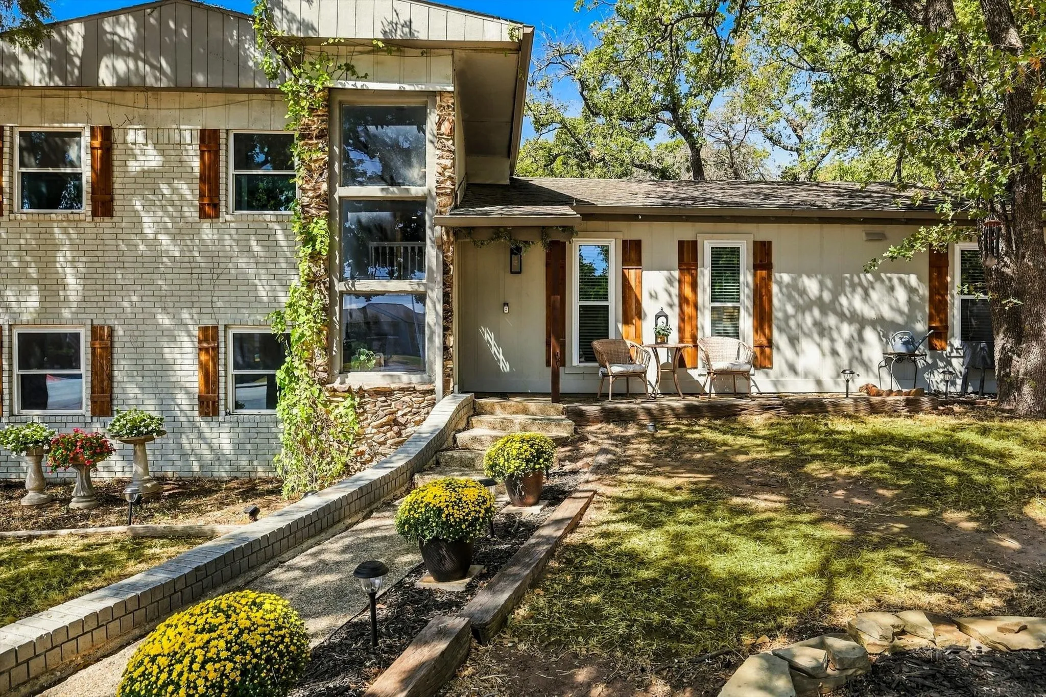 Single Family Residence For Sale in Denton County , 1003 Hopkins Drive, Denton, Texas 76205, 4 Bedroom, 3 Bathroom, 2 Garage spaces, 3,120 Sqft, built in 1970, mls#21388605, Real Estate Agent in Denton, Homes For Sale in Denton county, Homes For Sale in Denton, Realtor in Denton Texas, Real Estate Brokerage Independent Realty Texas, Luminita Cordes Realtor