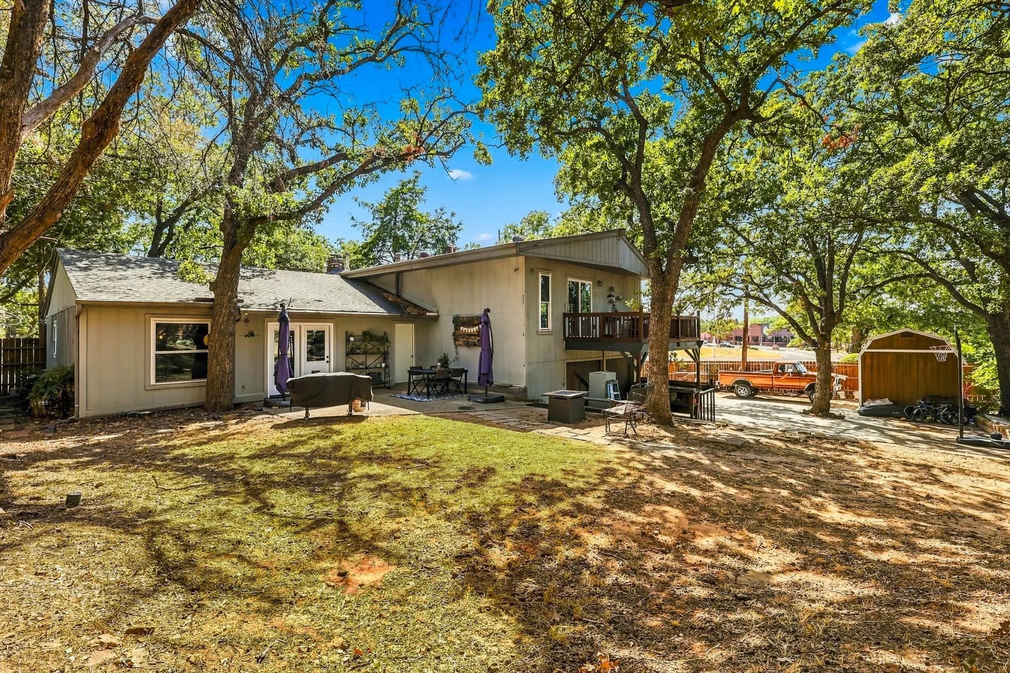 Single Family Residence For Sale in Denton County , 1003 Hopkins Drive, Denton, Texas 76205, 4 Bedroom, 3 Bathroom, 2 Garage spaces, 3,120 Sqft, built in 1970, mls#21388605, Real Estate Agent in Denton, Homes For Sale in Denton county, Homes For Sale in Denton, Realtor in Denton Texas, Real Estate Brokerage Independent Realty Texas, Luminita Cordes Realtor