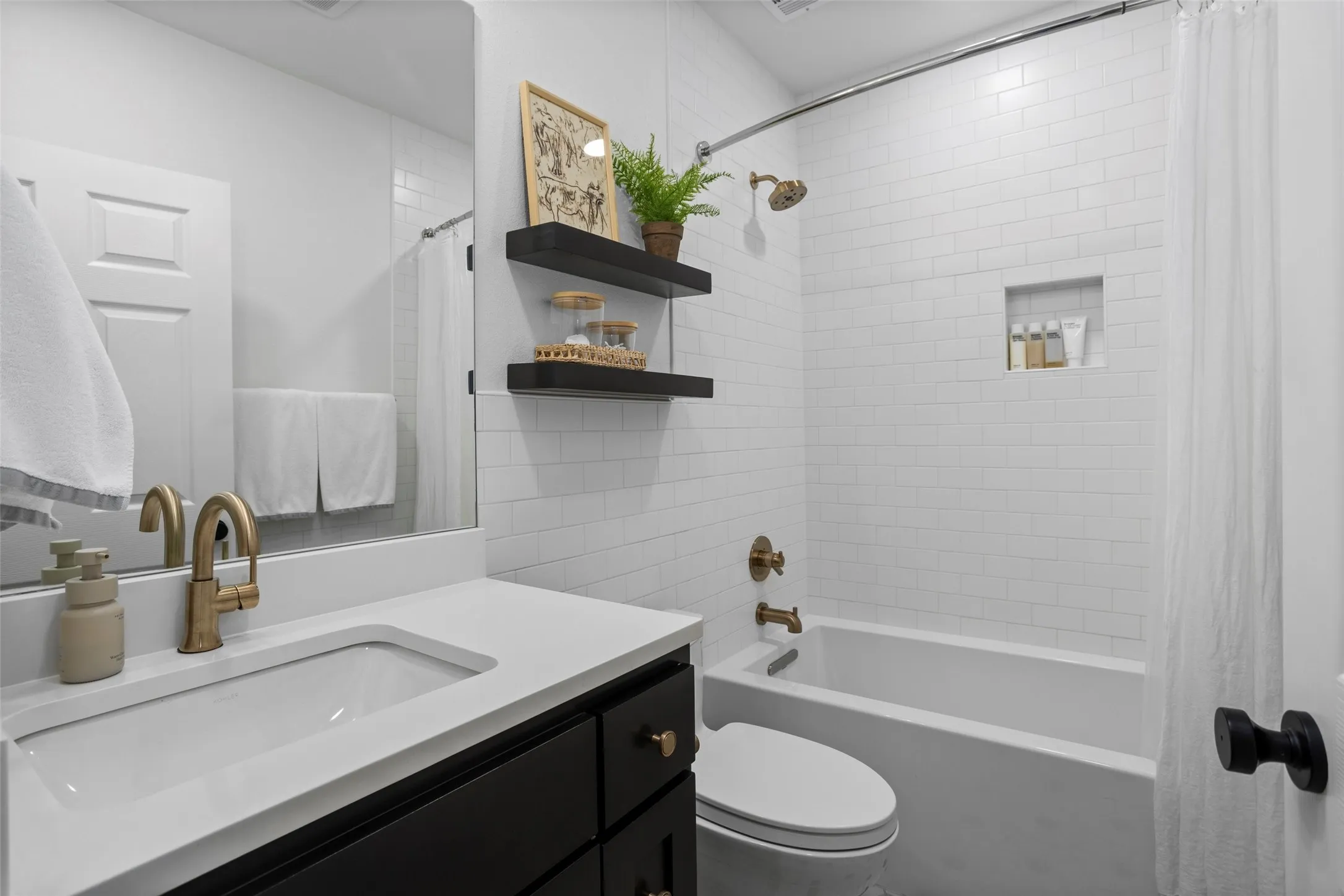 Single Family Residence For Sale in Tarrant County , 4609 El Campo Avenue, Fort Worth, Texas 76107, 3 Bedroom, 2 Bathroom, 2 Garage spaces, 1,628 Sqft, built in 1930, mls#21388382, Real Estate Agent in Fort Worth, Homes For Sale in Tarrant county, Homes For Sale in Fort Worth, Realtor in Fort Worth Texas, Real Estate Brokerage Independent Realty Texas, Luminita Cordes Realtor