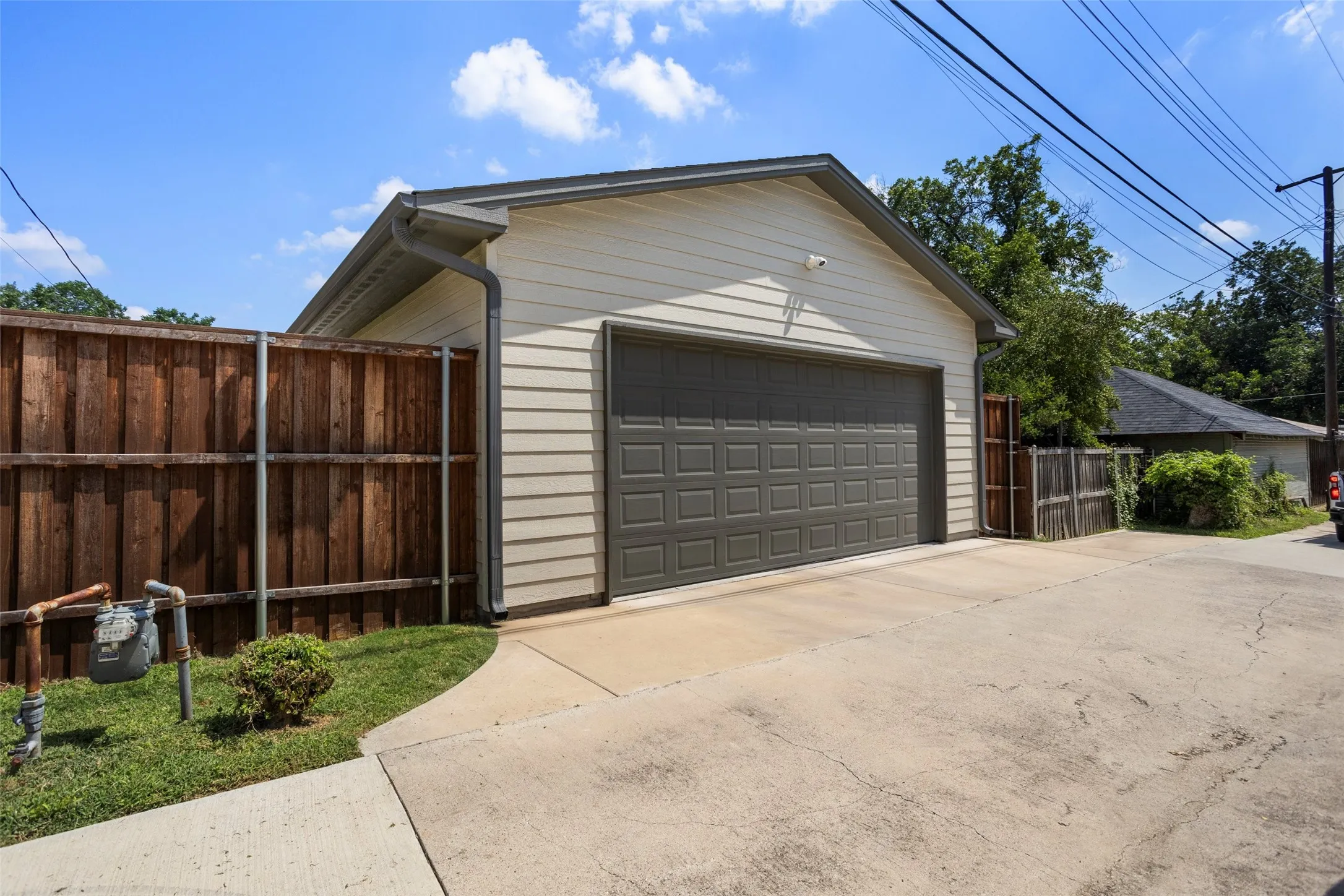 Single Family Residence For Sale in Tarrant County , 4609 El Campo Avenue, Fort Worth, Texas 76107, 3 Bedroom, 2 Bathroom, 2 Garage spaces, 1,628 Sqft, built in 1930, mls#21388382, Real Estate Agent in Fort Worth, Homes For Sale in Tarrant county, Homes For Sale in Fort Worth, Realtor in Fort Worth Texas, Real Estate Brokerage Independent Realty Texas, Luminita Cordes Realtor